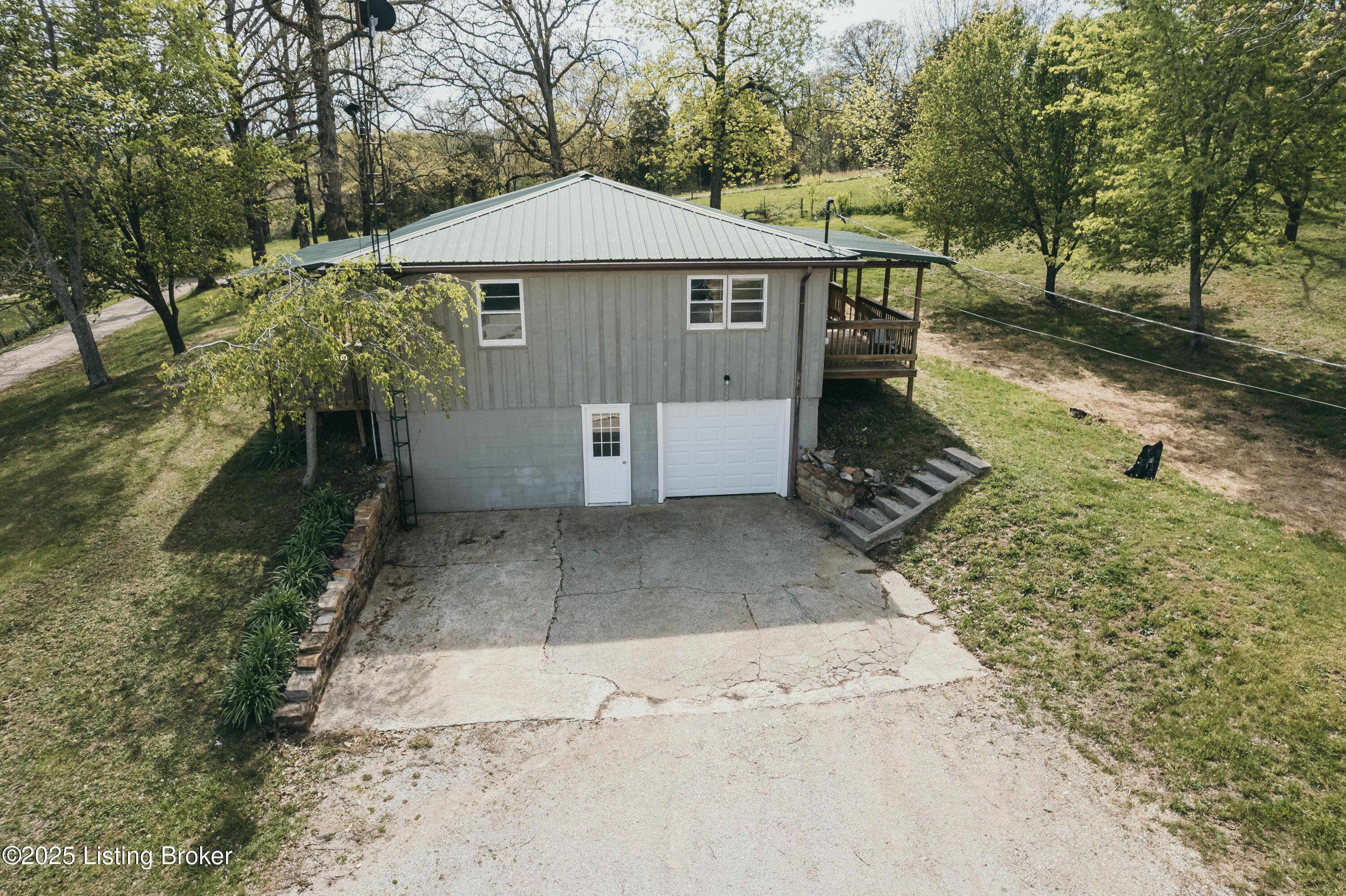 9135 N HWY 261