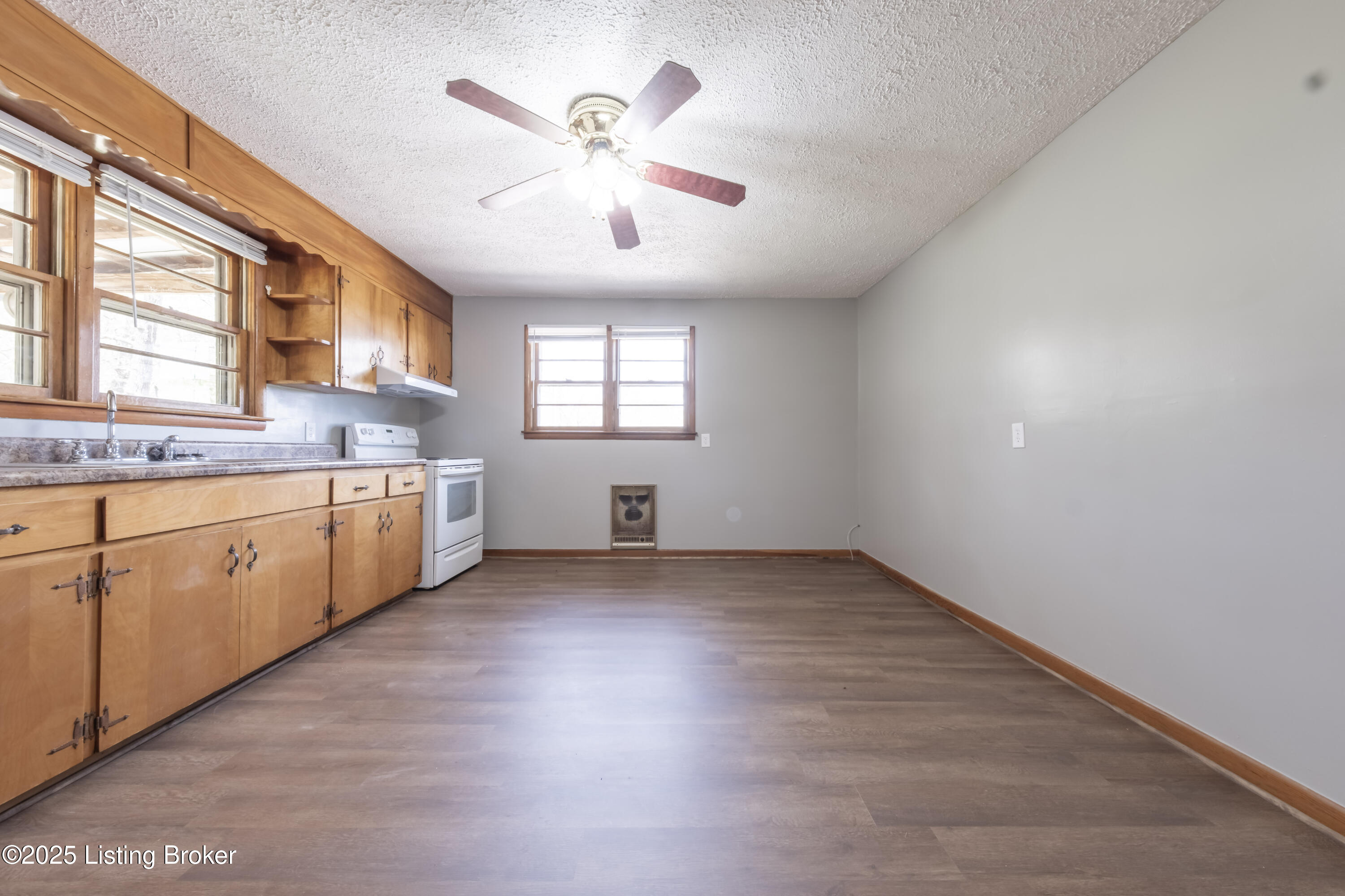 9135 N HWY 261