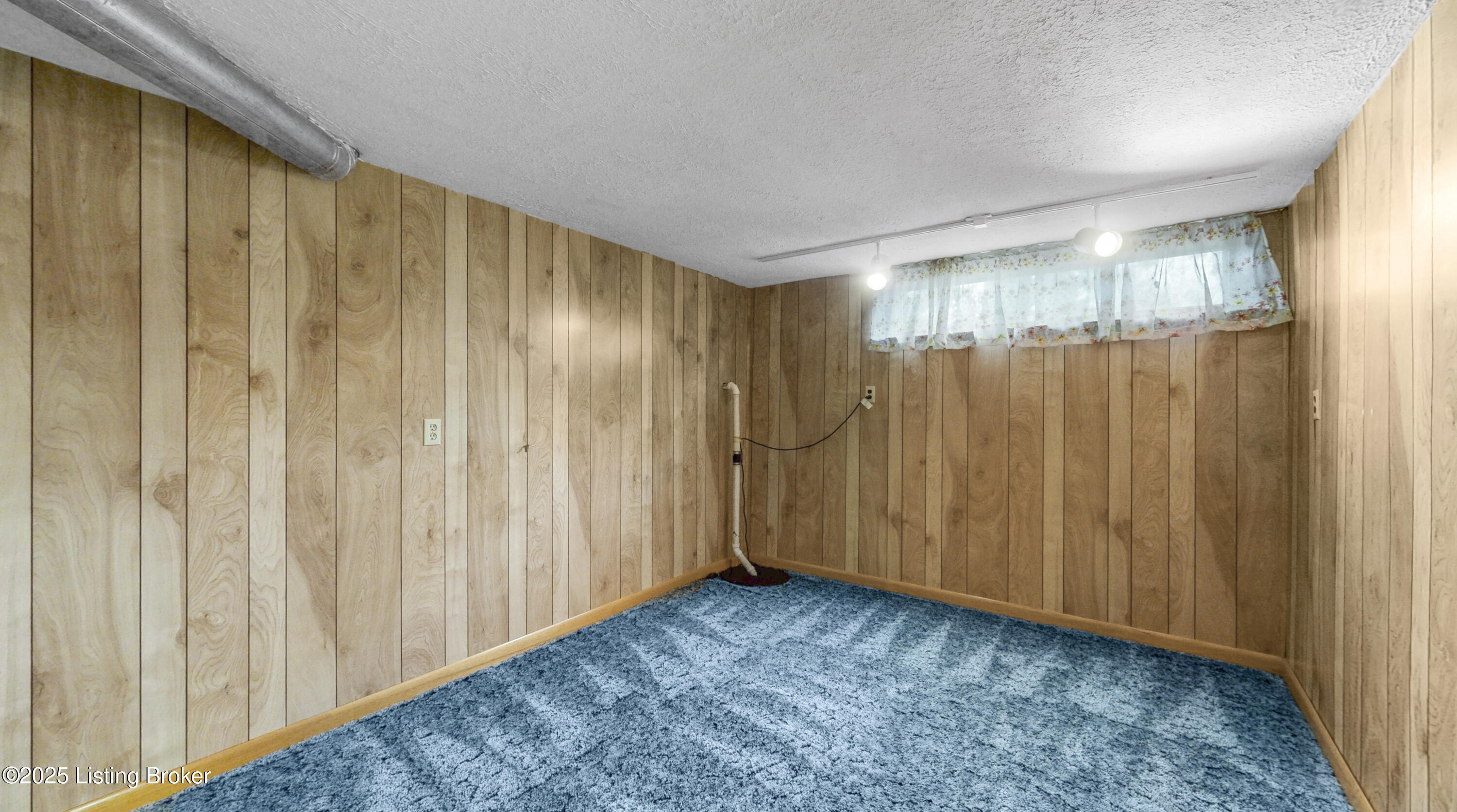 6521 Briscoe Ln