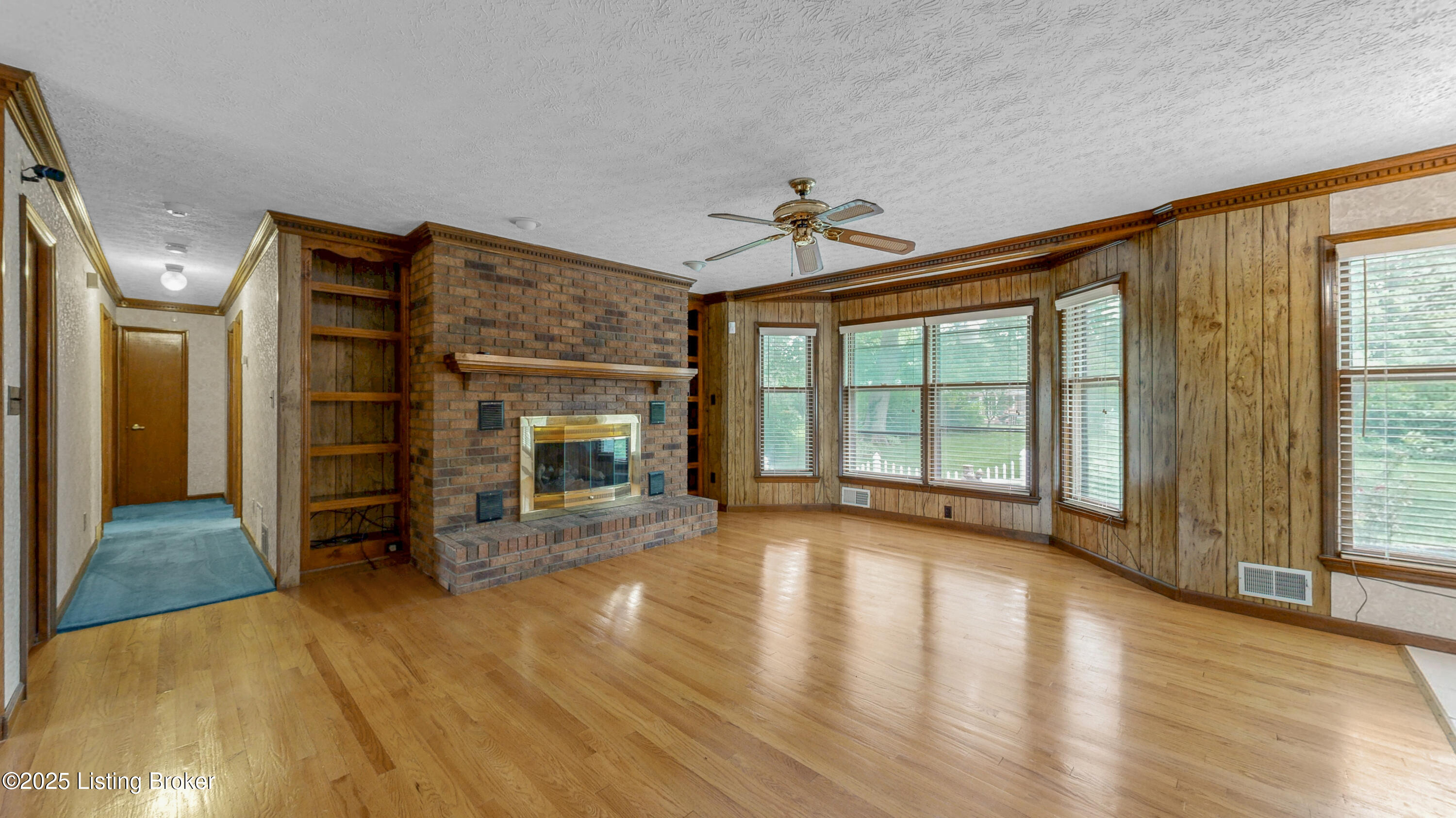6521 Briscoe Ln