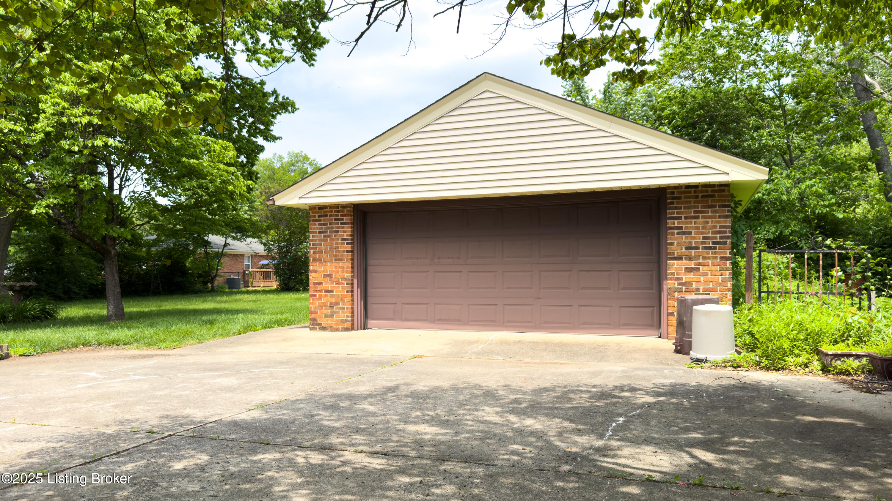 6521 Briscoe Ln