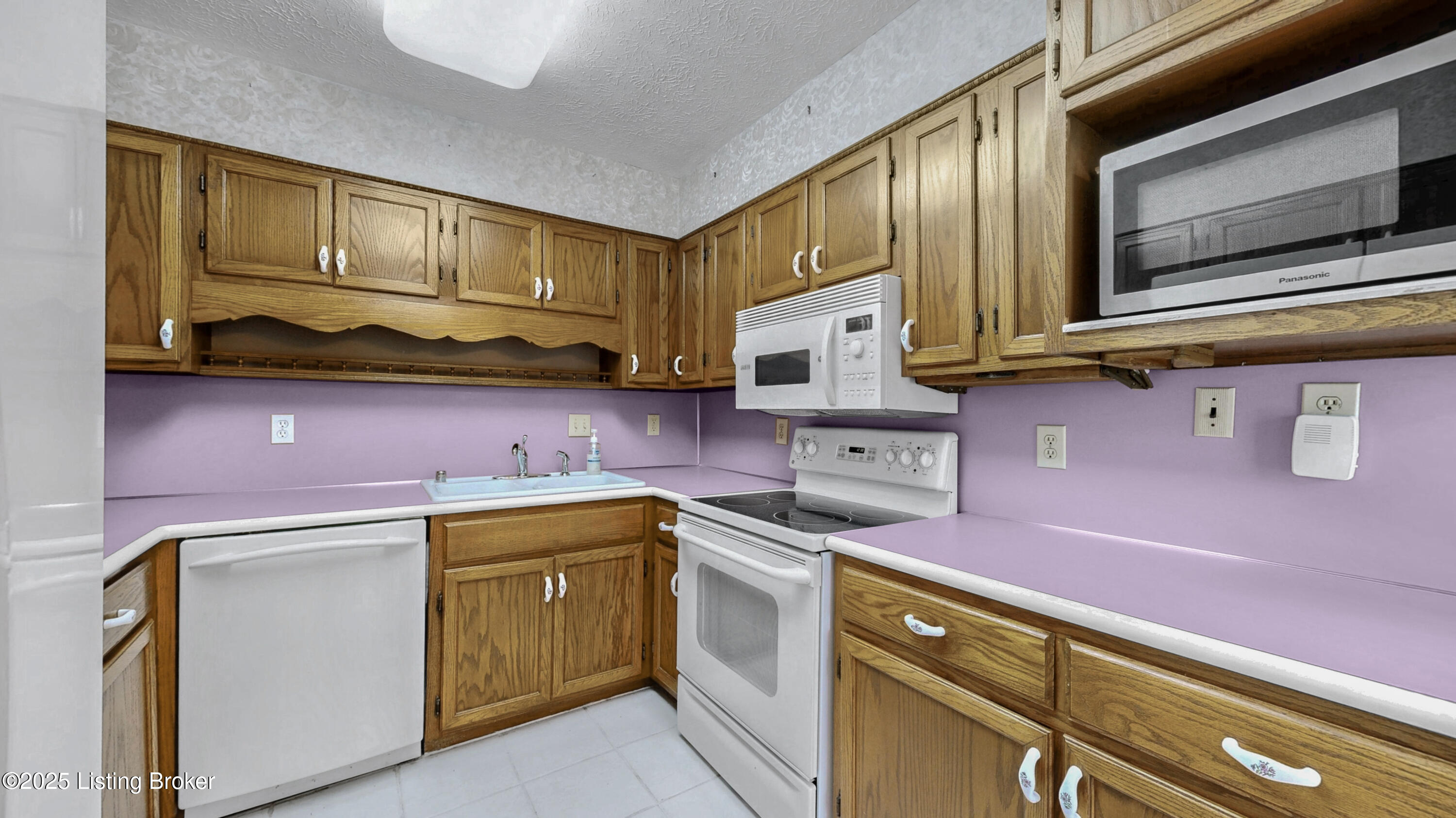 6521 Briscoe Ln