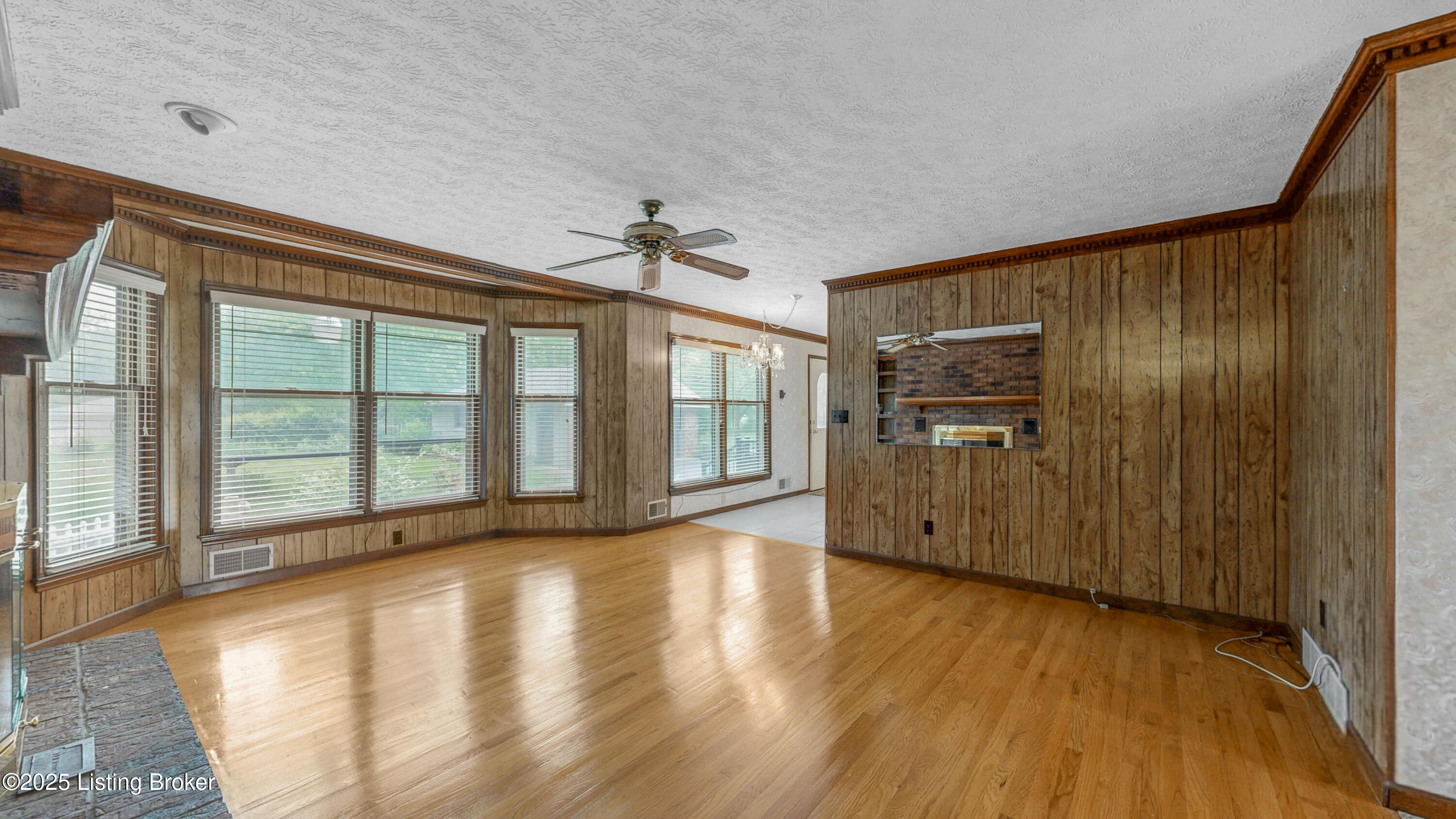 6521 Briscoe Ln