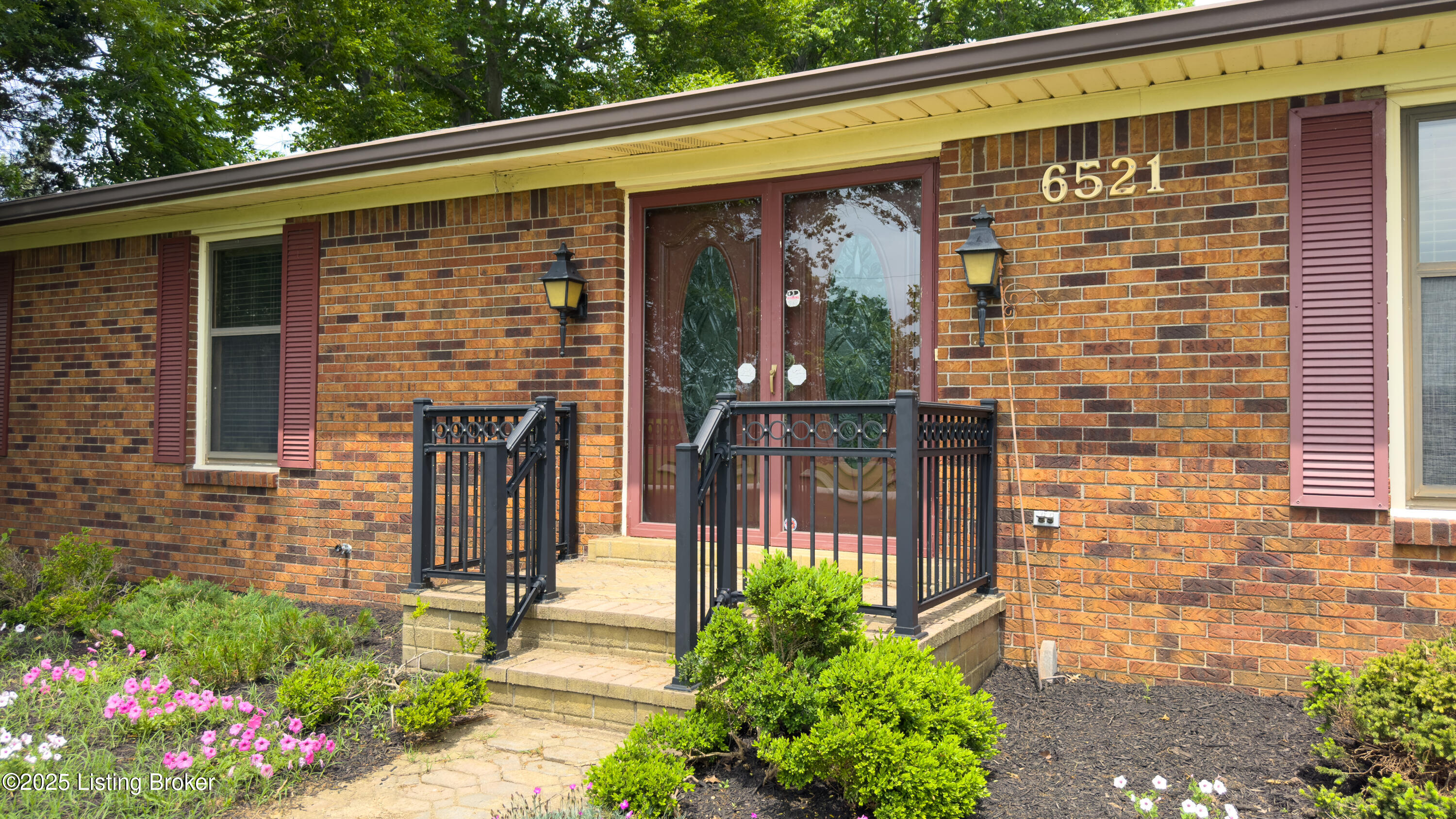 6521 Briscoe Ln