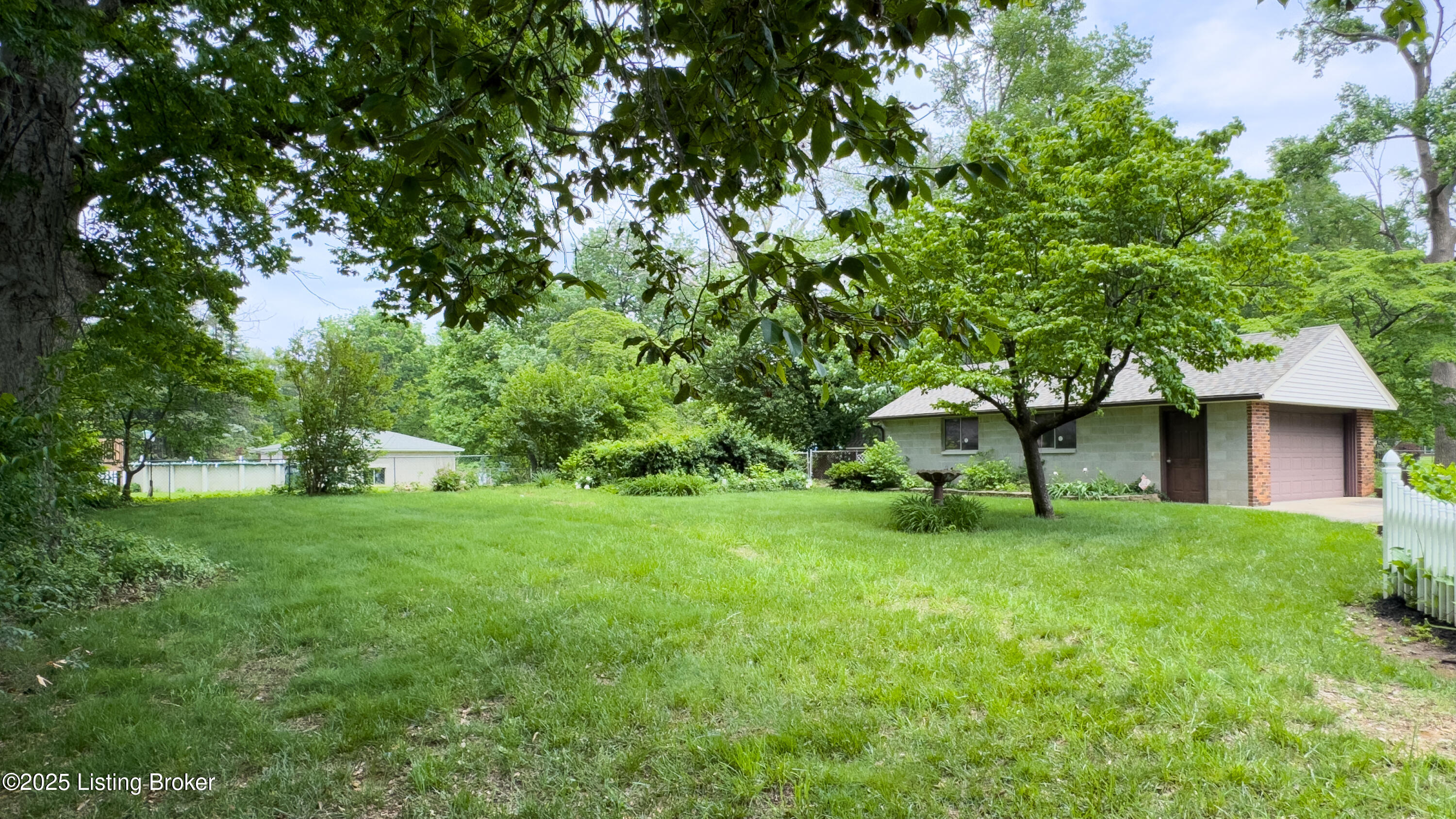 6521 Briscoe Ln