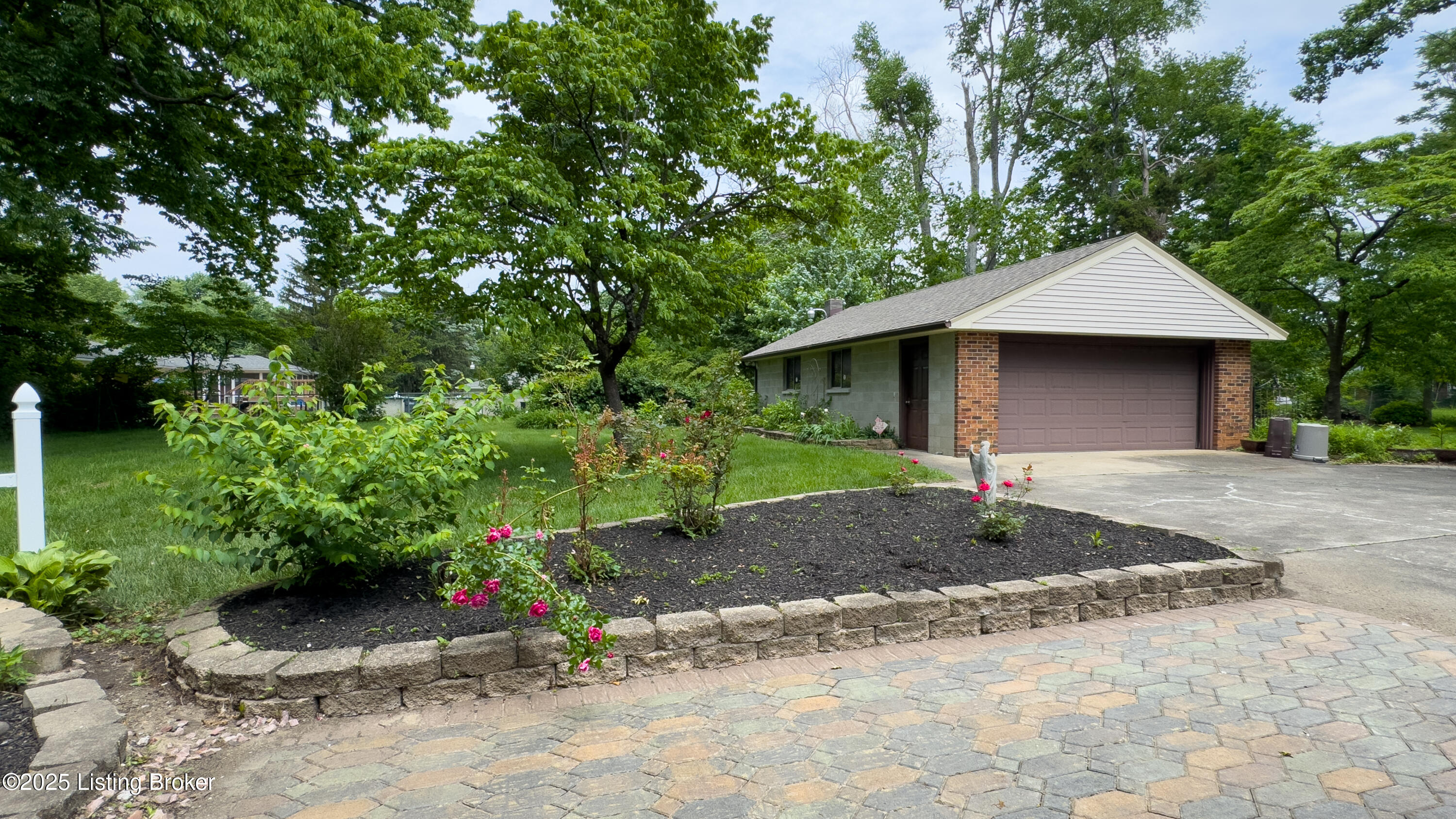 6521 Briscoe Ln