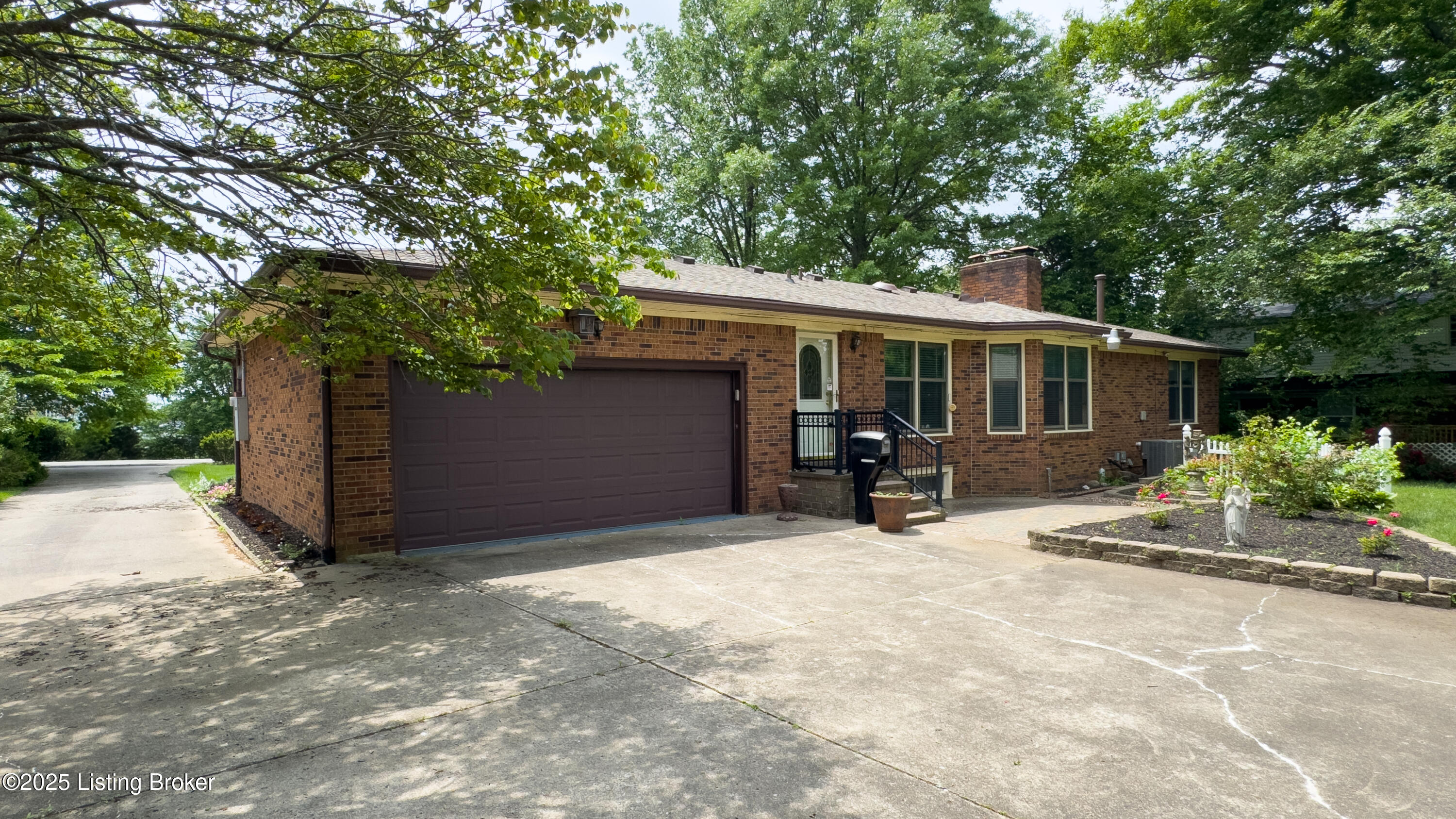 6521 Briscoe Ln