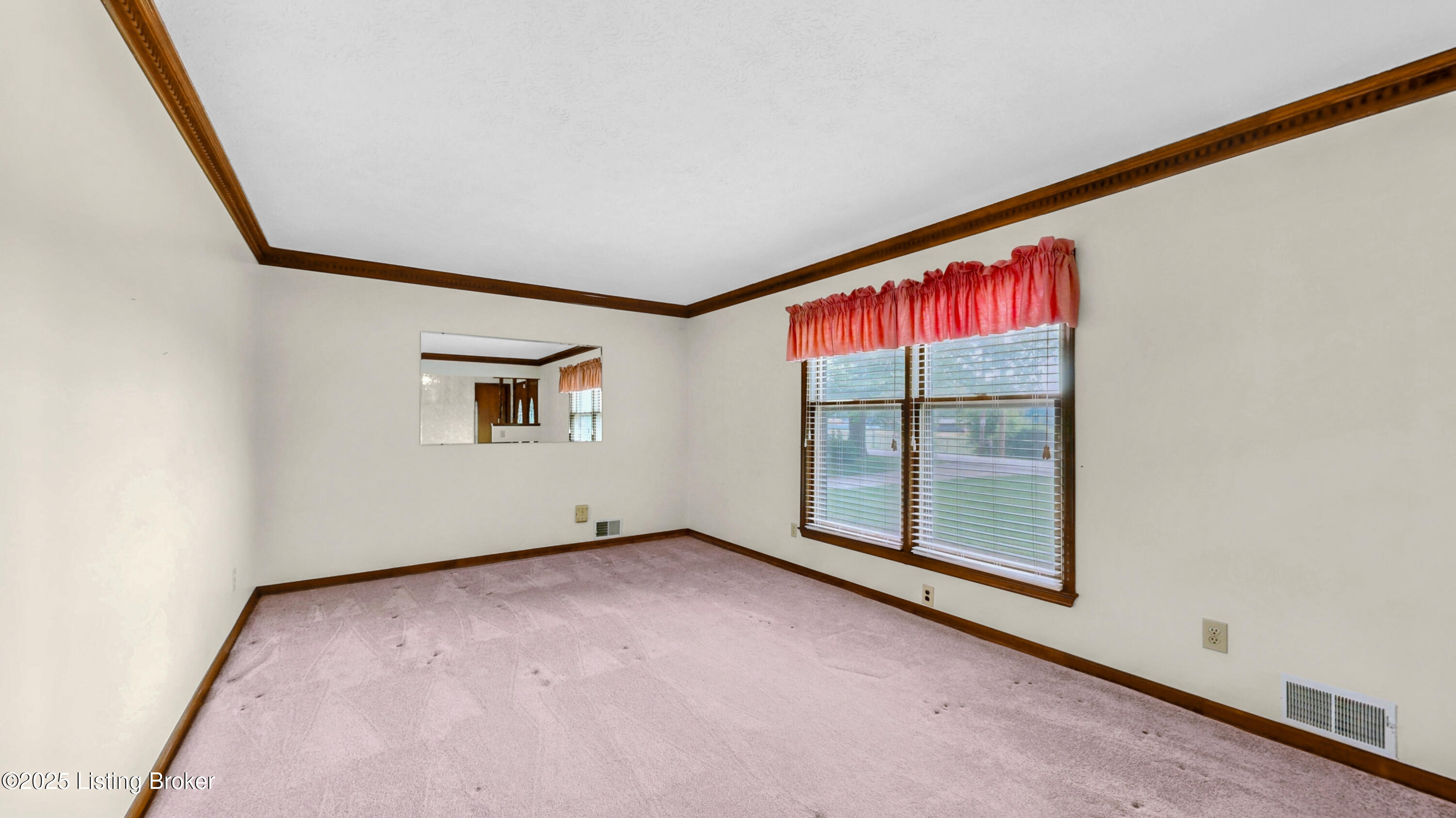 6521 Briscoe Ln