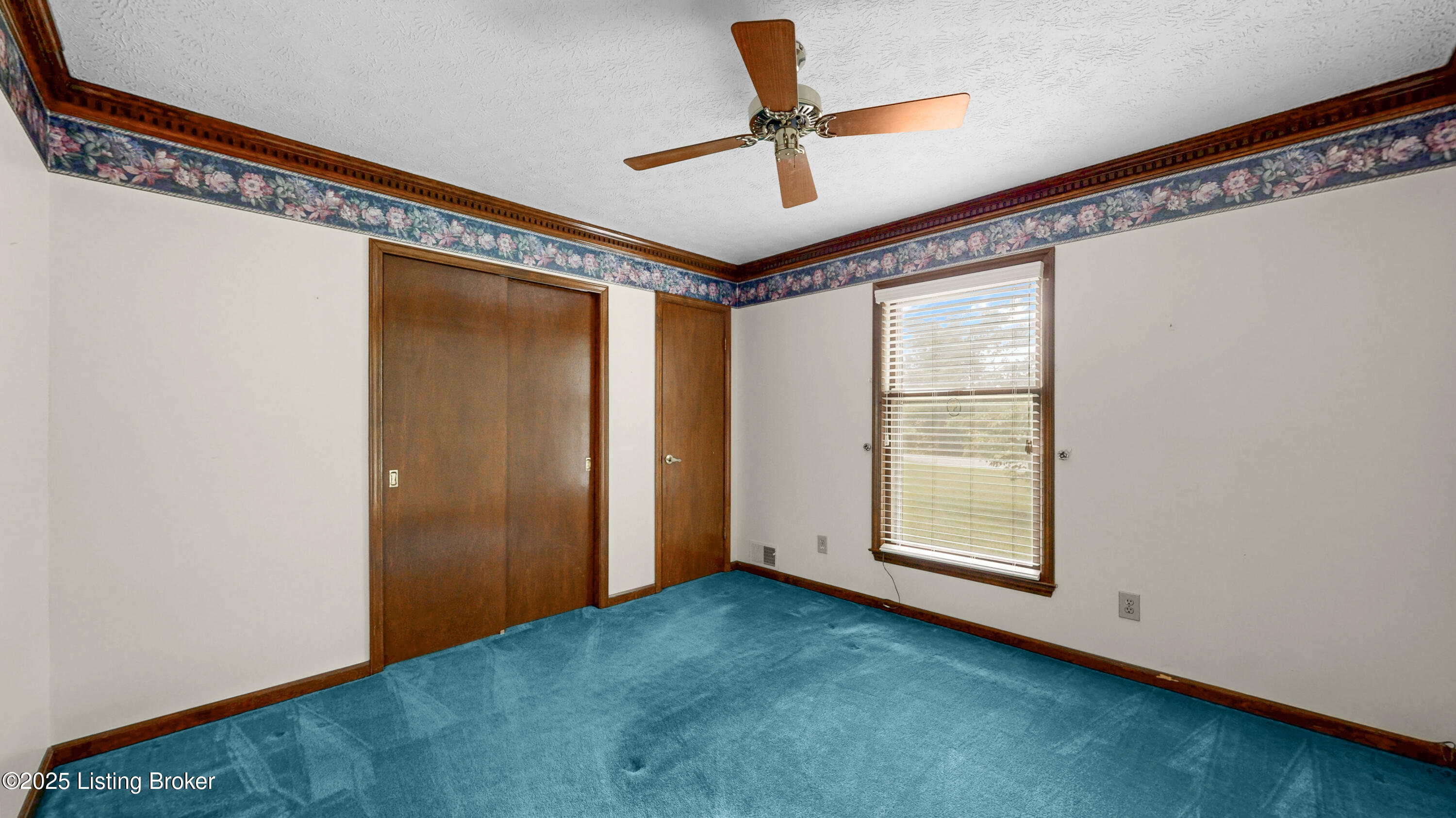 6521 Briscoe Ln