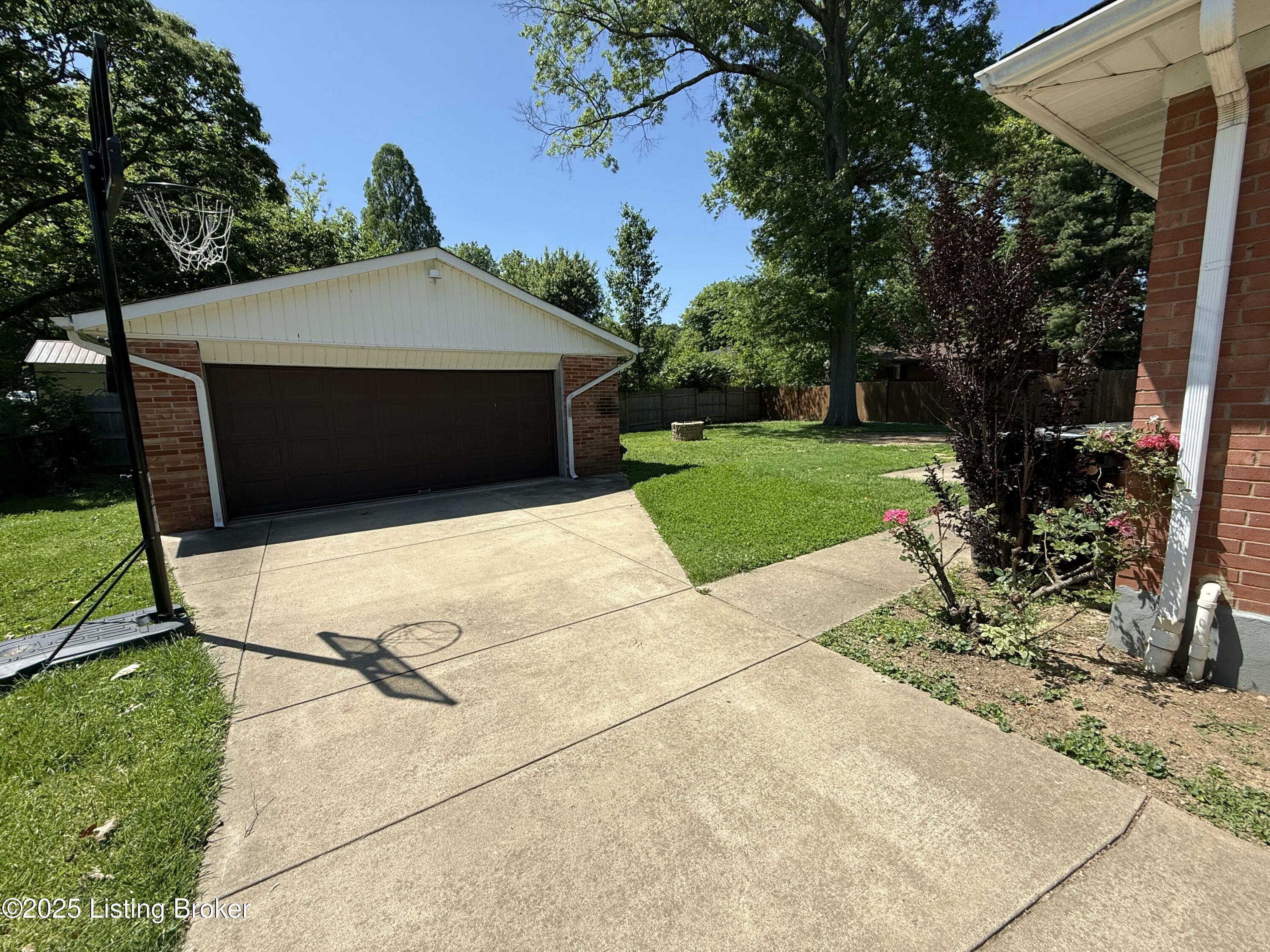 7406 Arapaho Dr