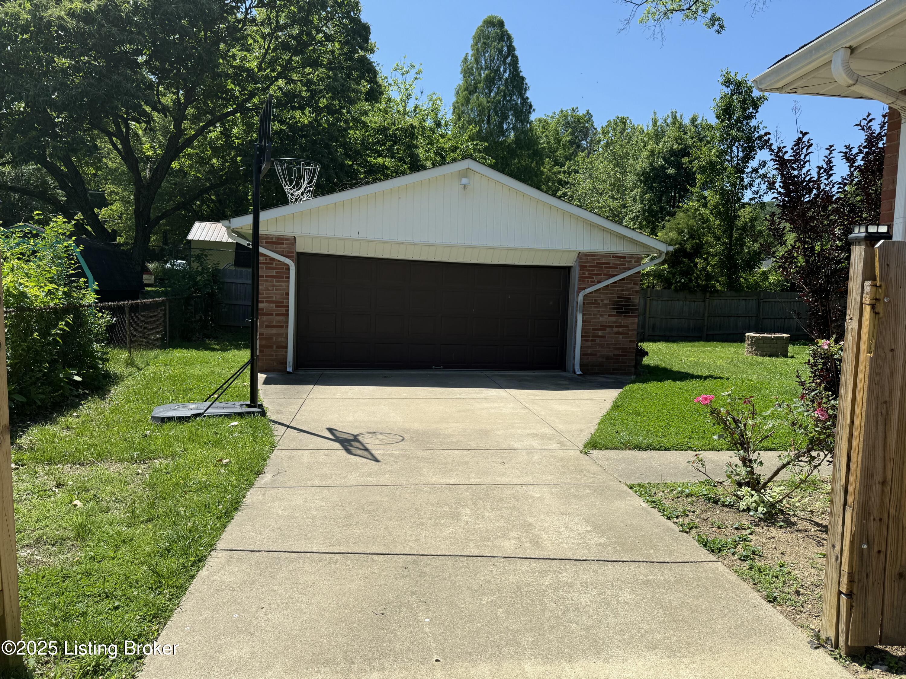 7406 Arapaho Dr