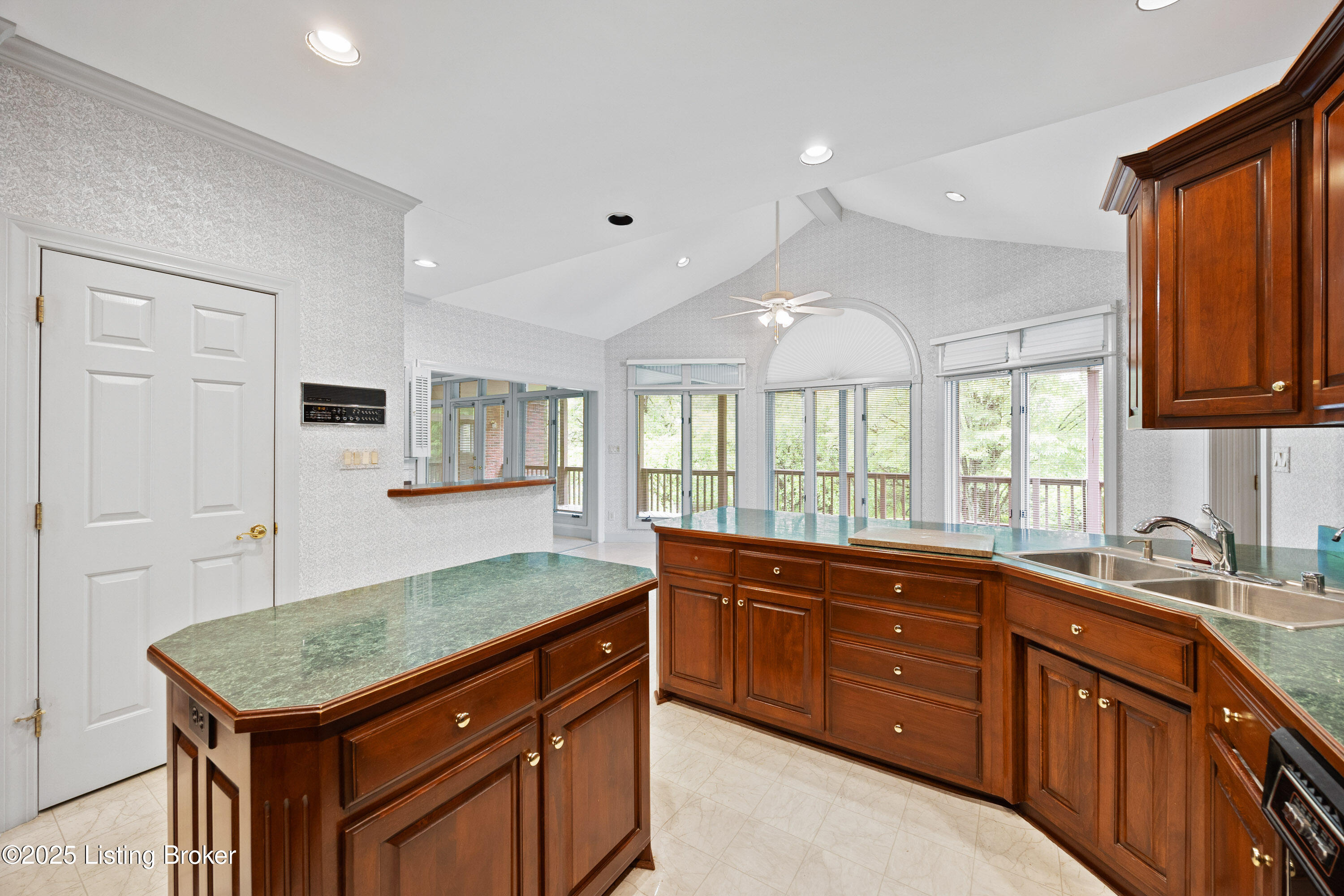 12 Oak Tree Ln