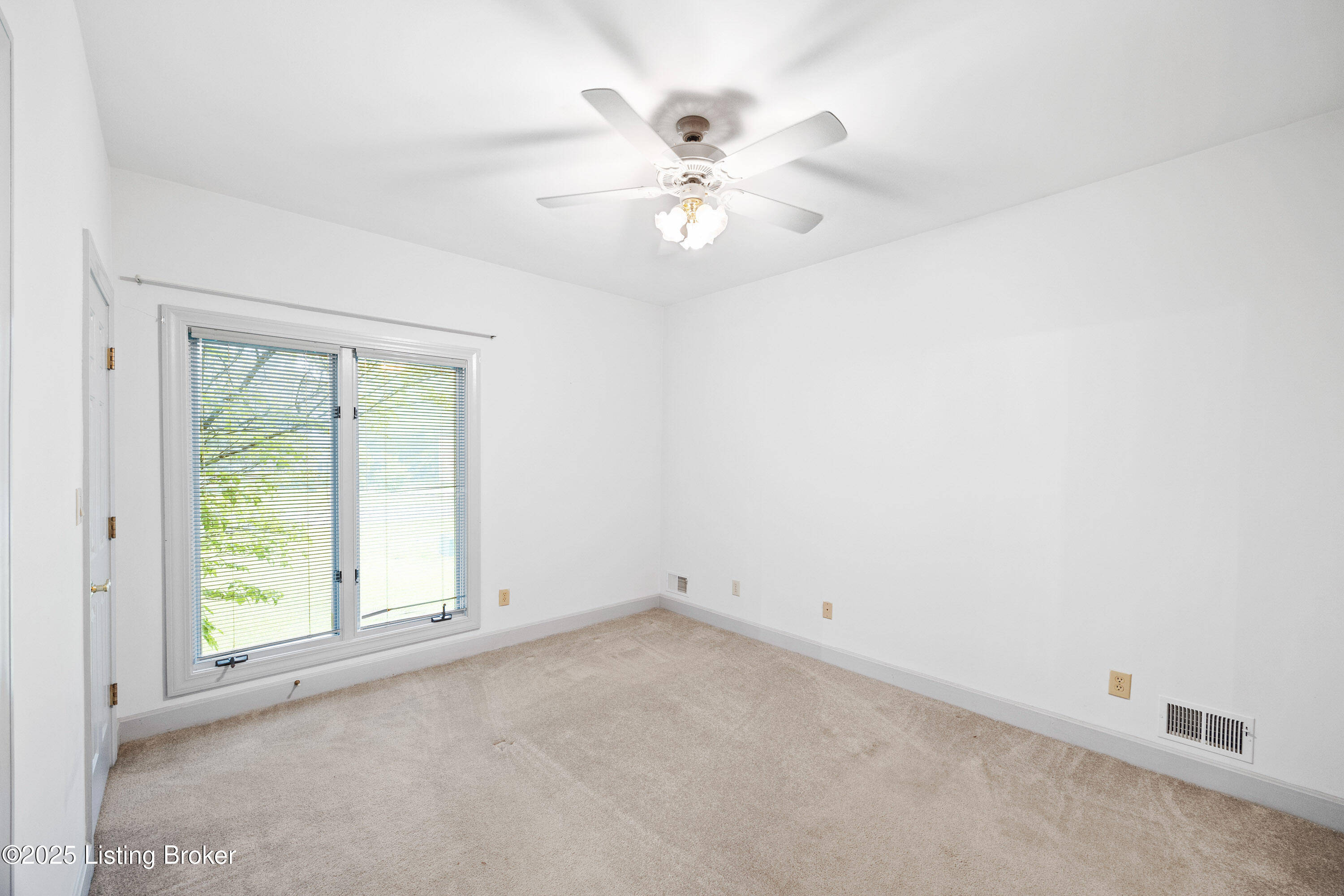 12 Oak Tree Ln
