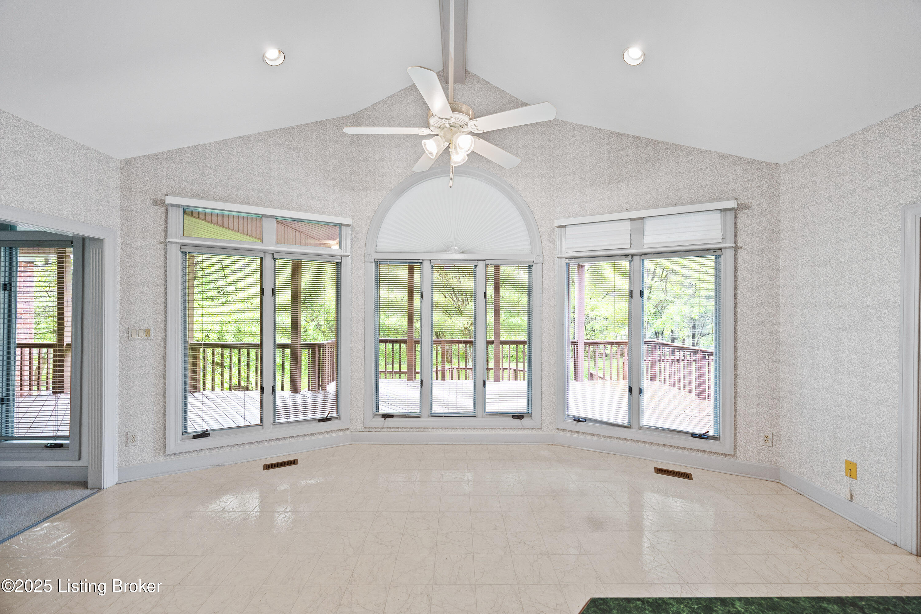 12 Oak Tree Ln