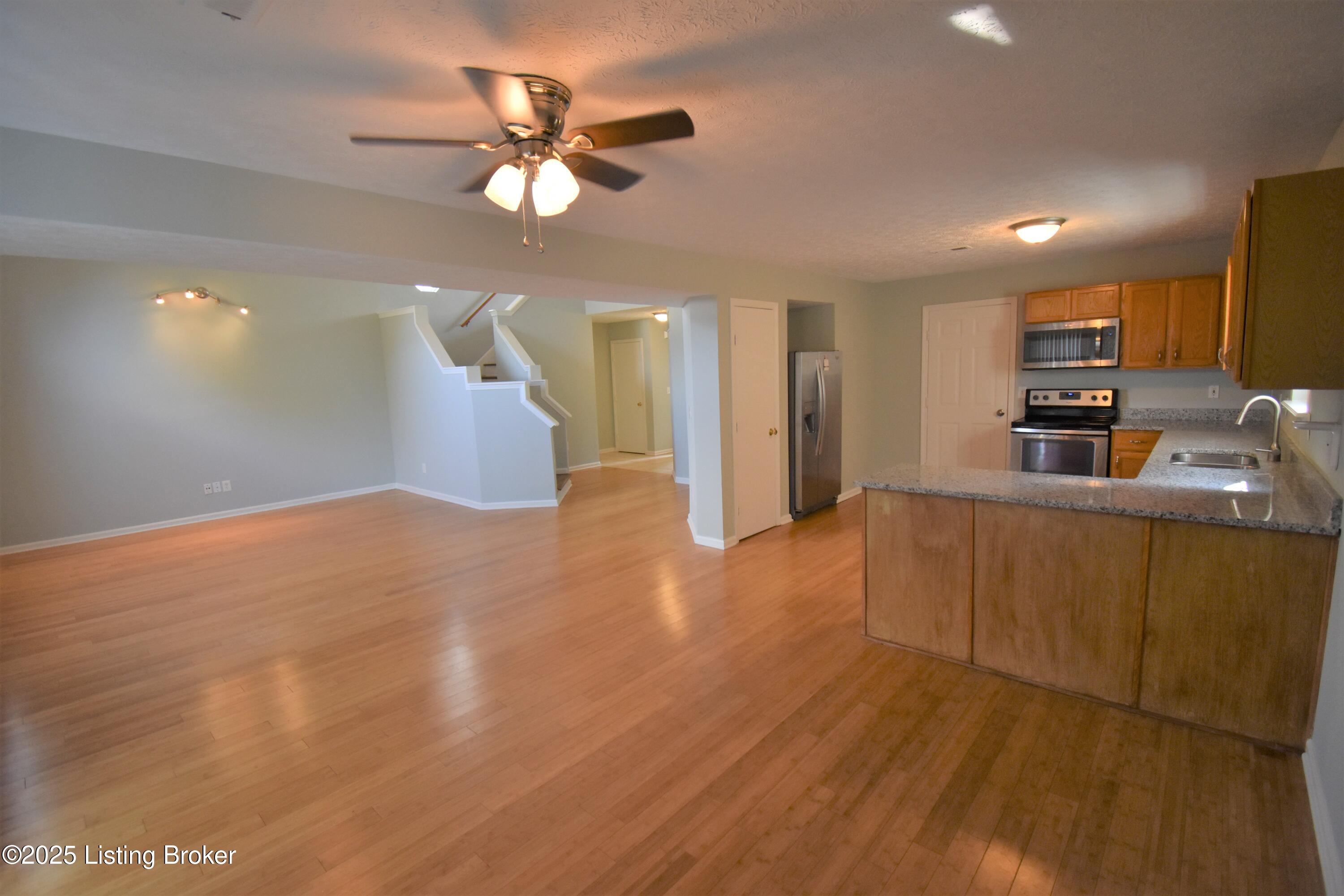 3921 Pinoak View Ct