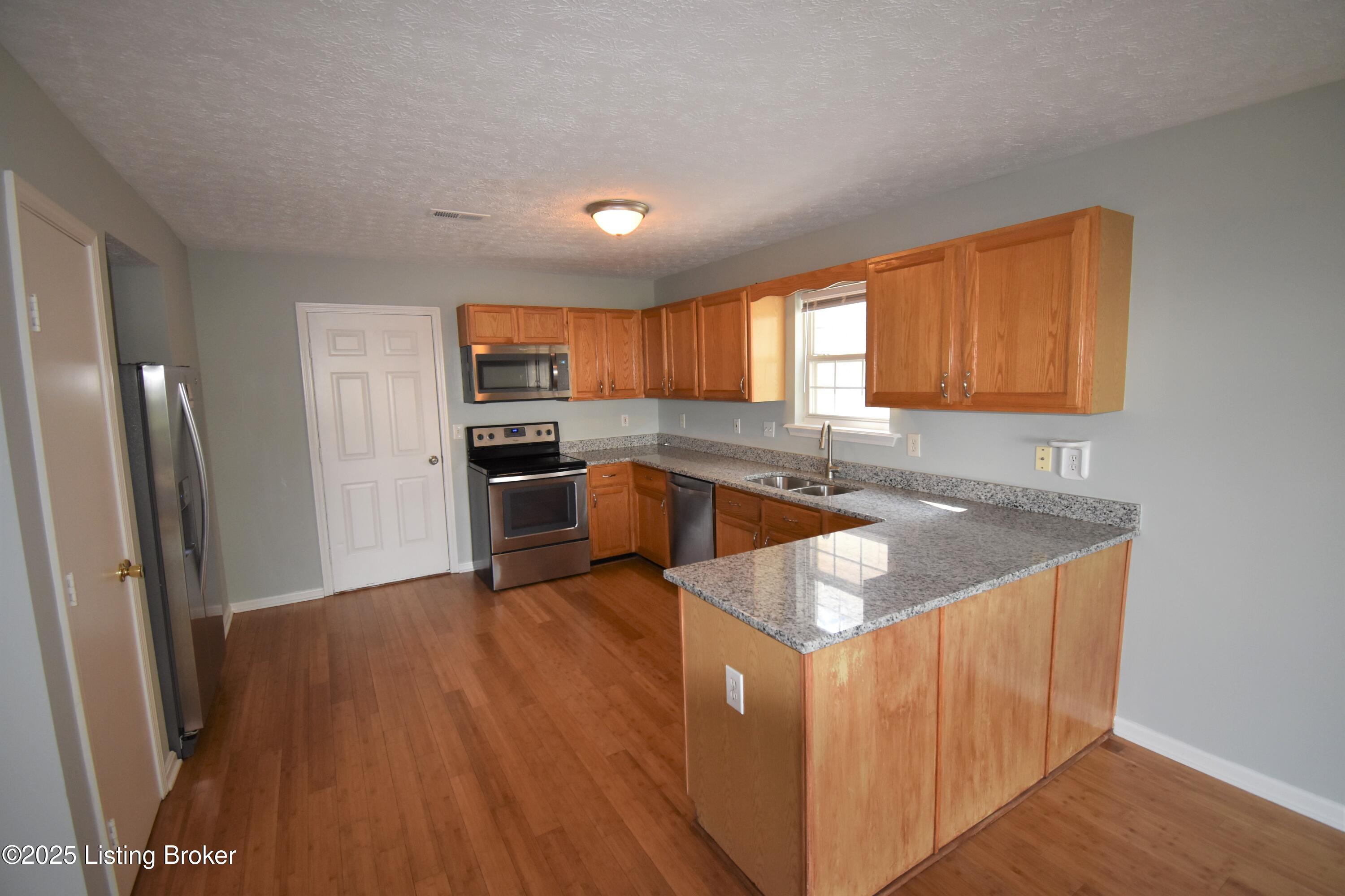 3921 Pinoak View Ct