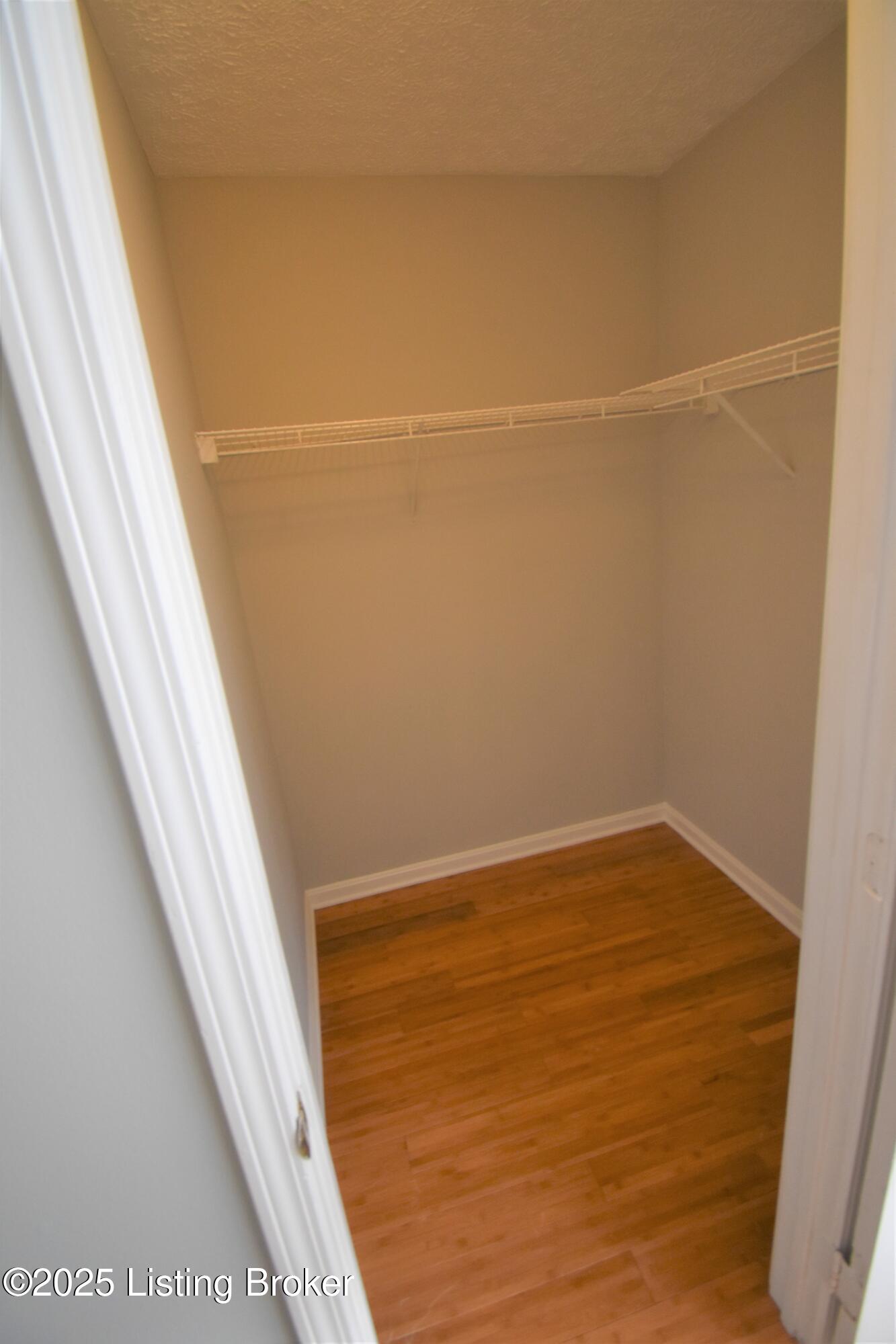 3921 Pinoak View Ct