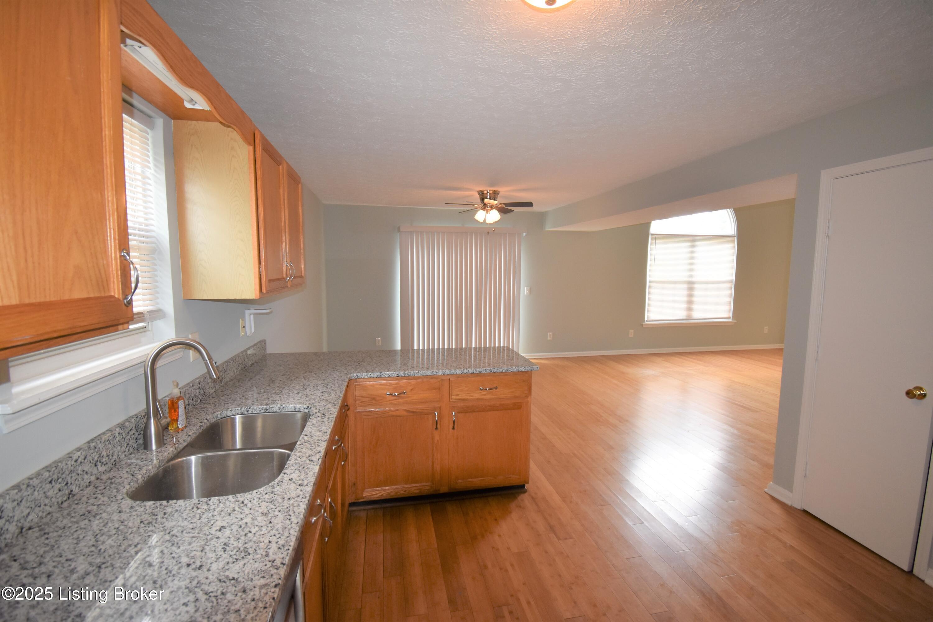 3921 Pinoak View Ct