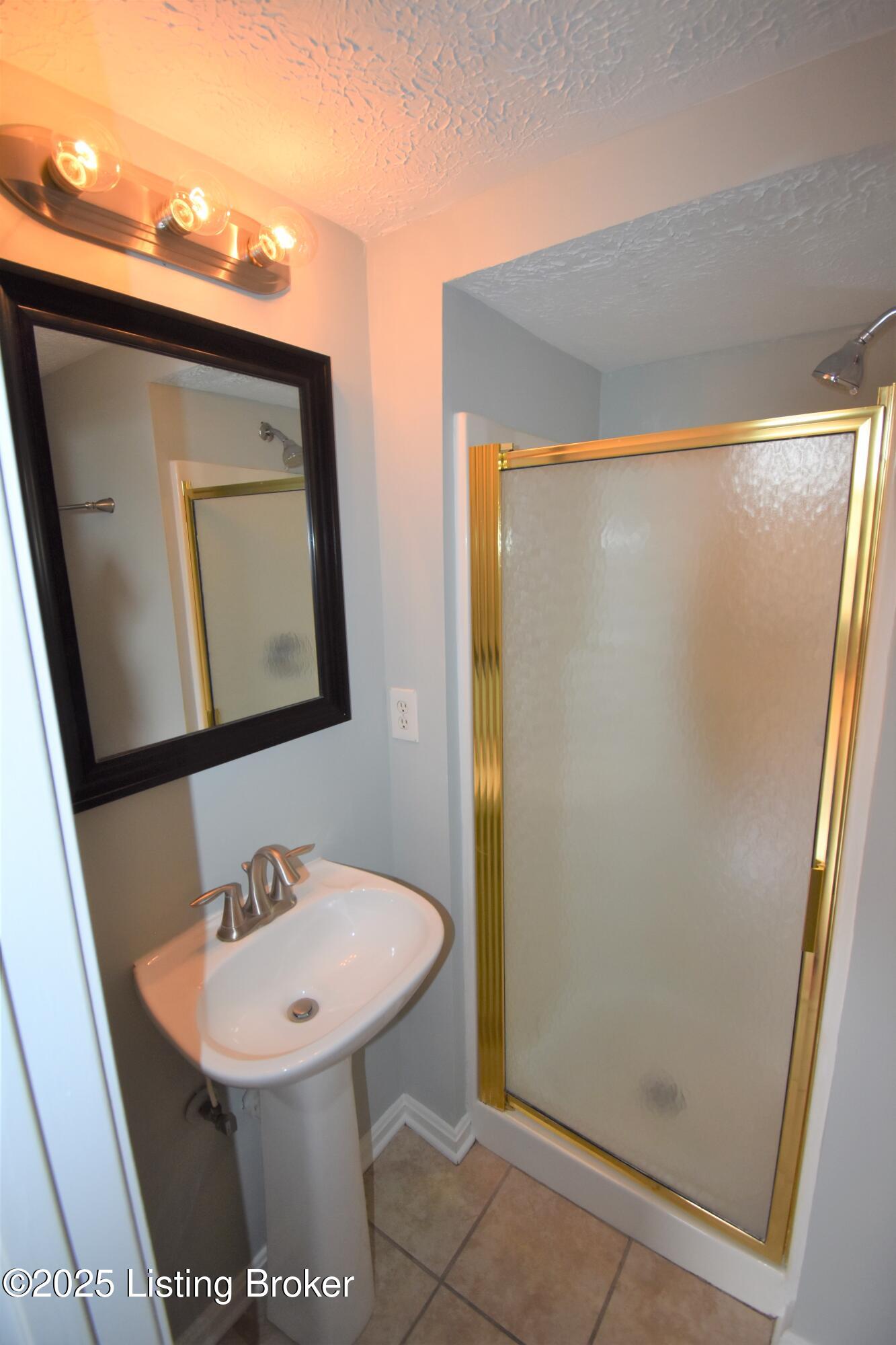3921 Pinoak View Ct