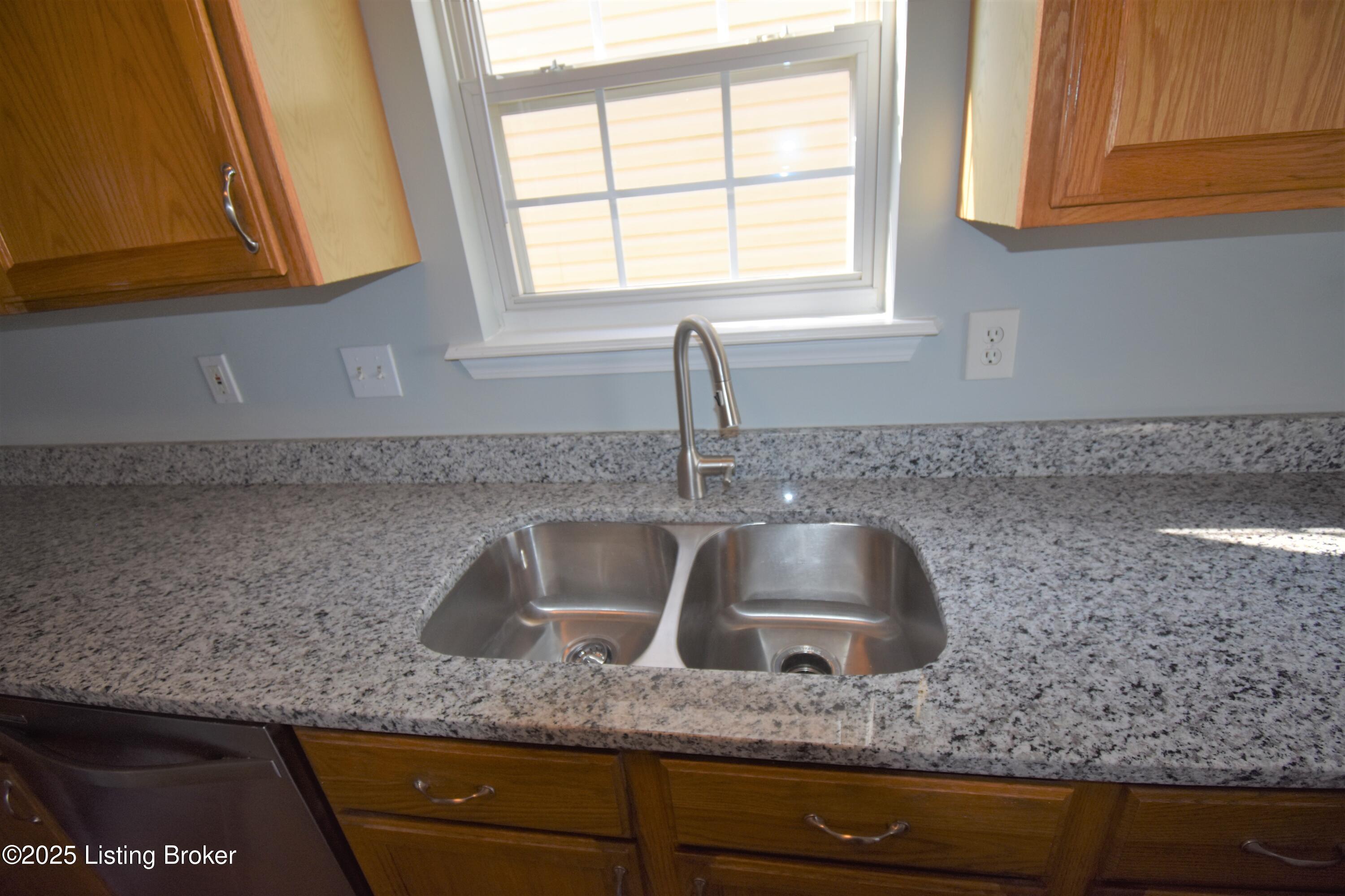 3921 Pinoak View Ct