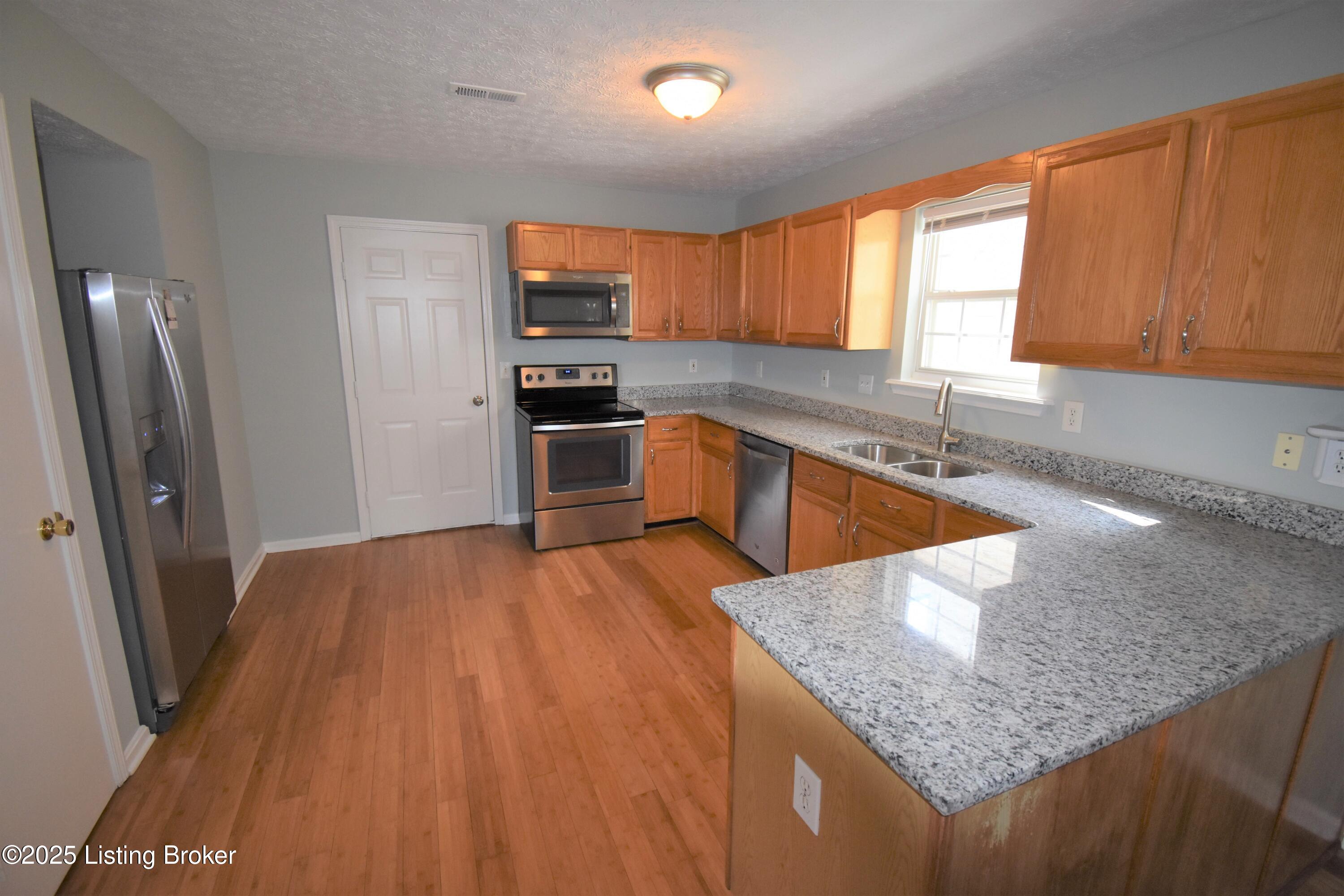 3921 Pinoak View Ct