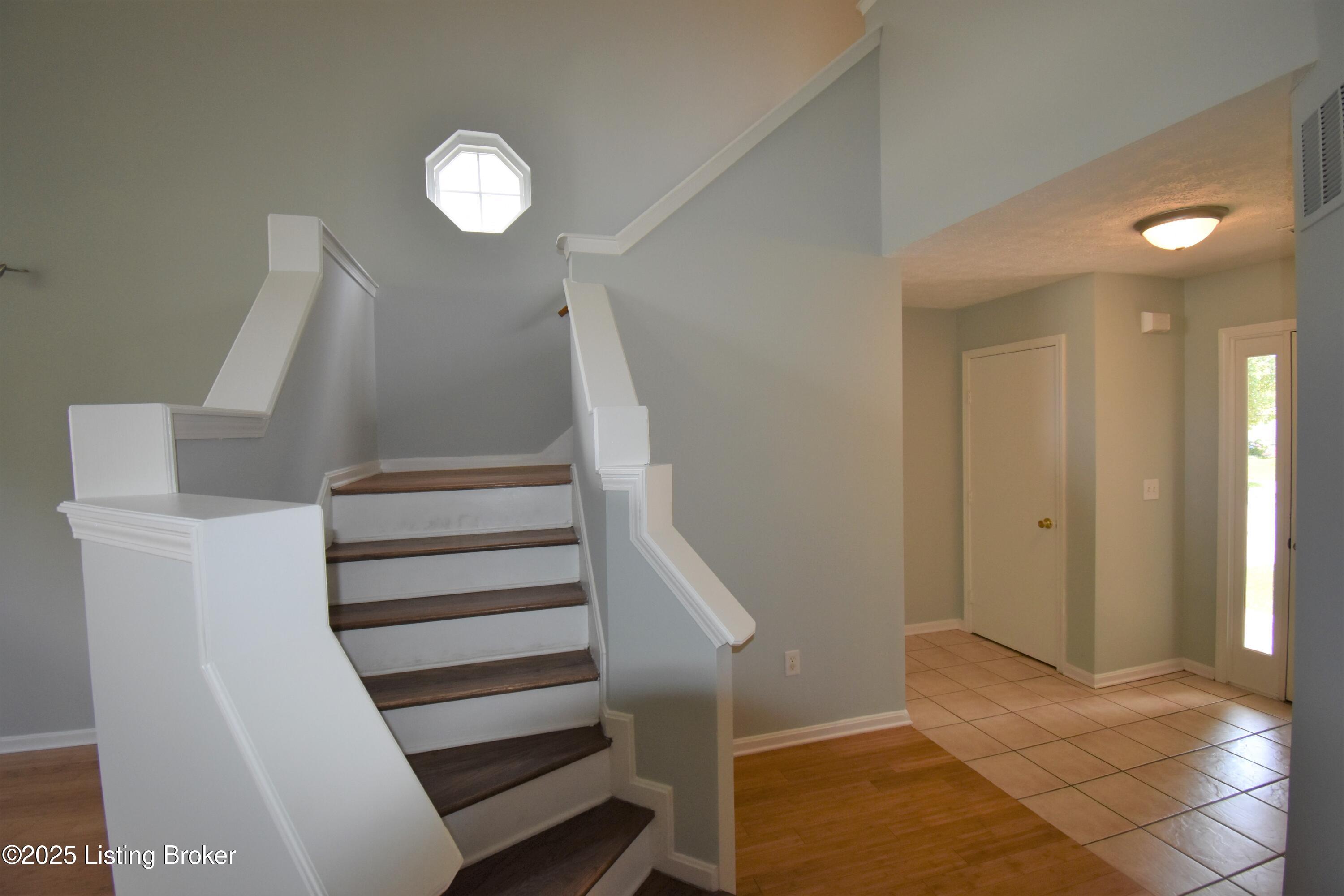 3921 Pinoak View Ct