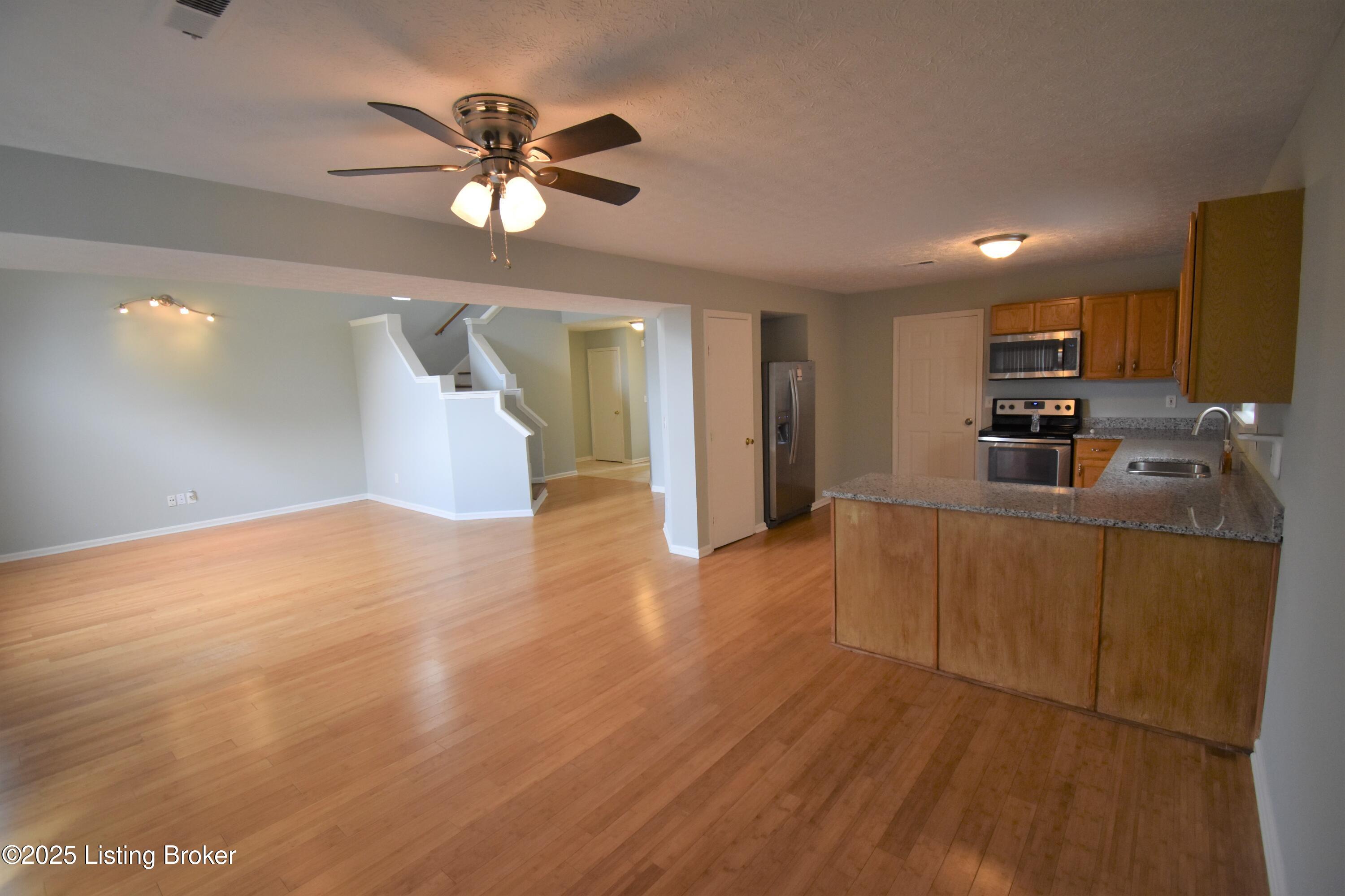 3921 Pinoak View Ct