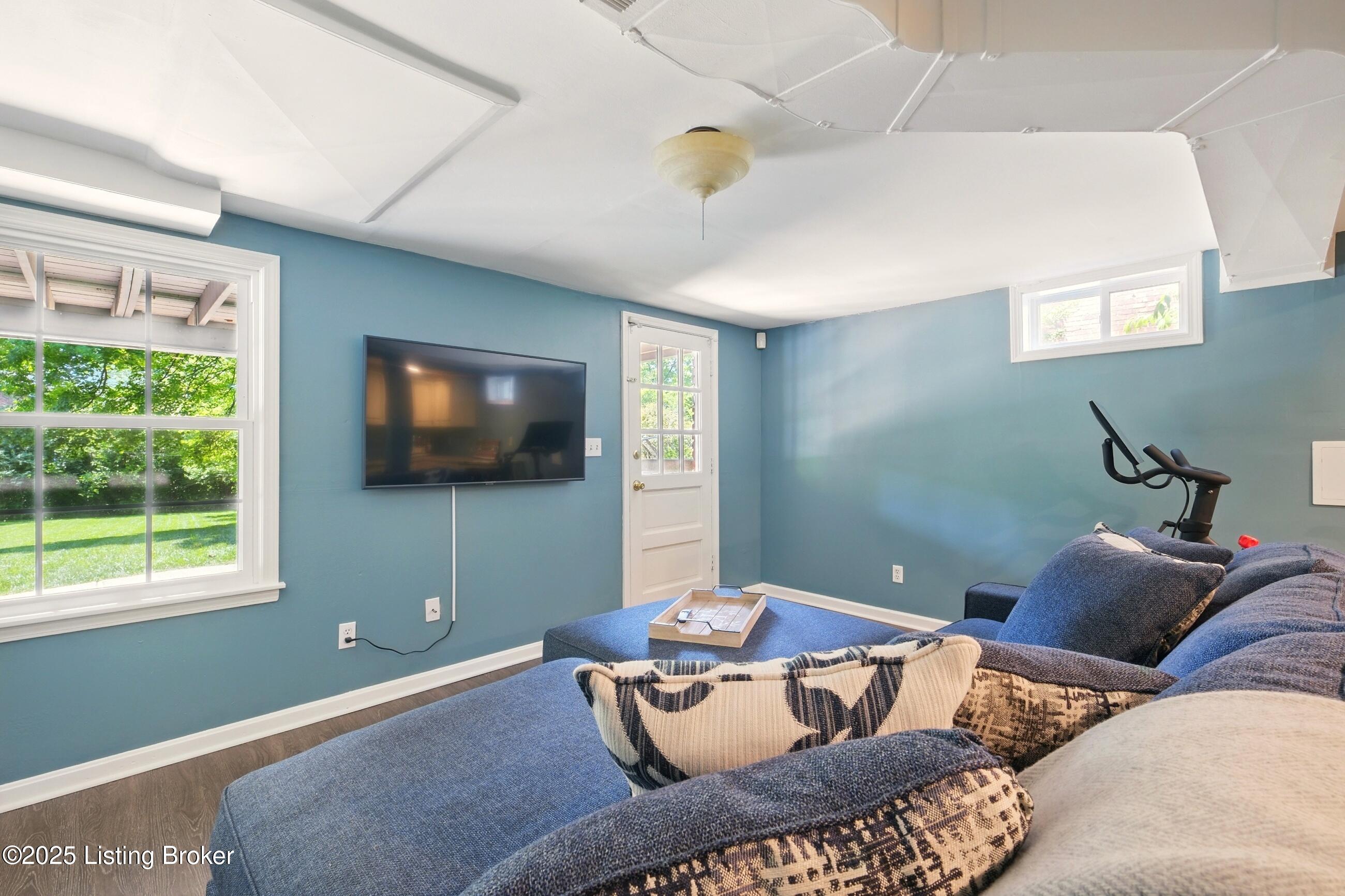 828 Dorsey Ln