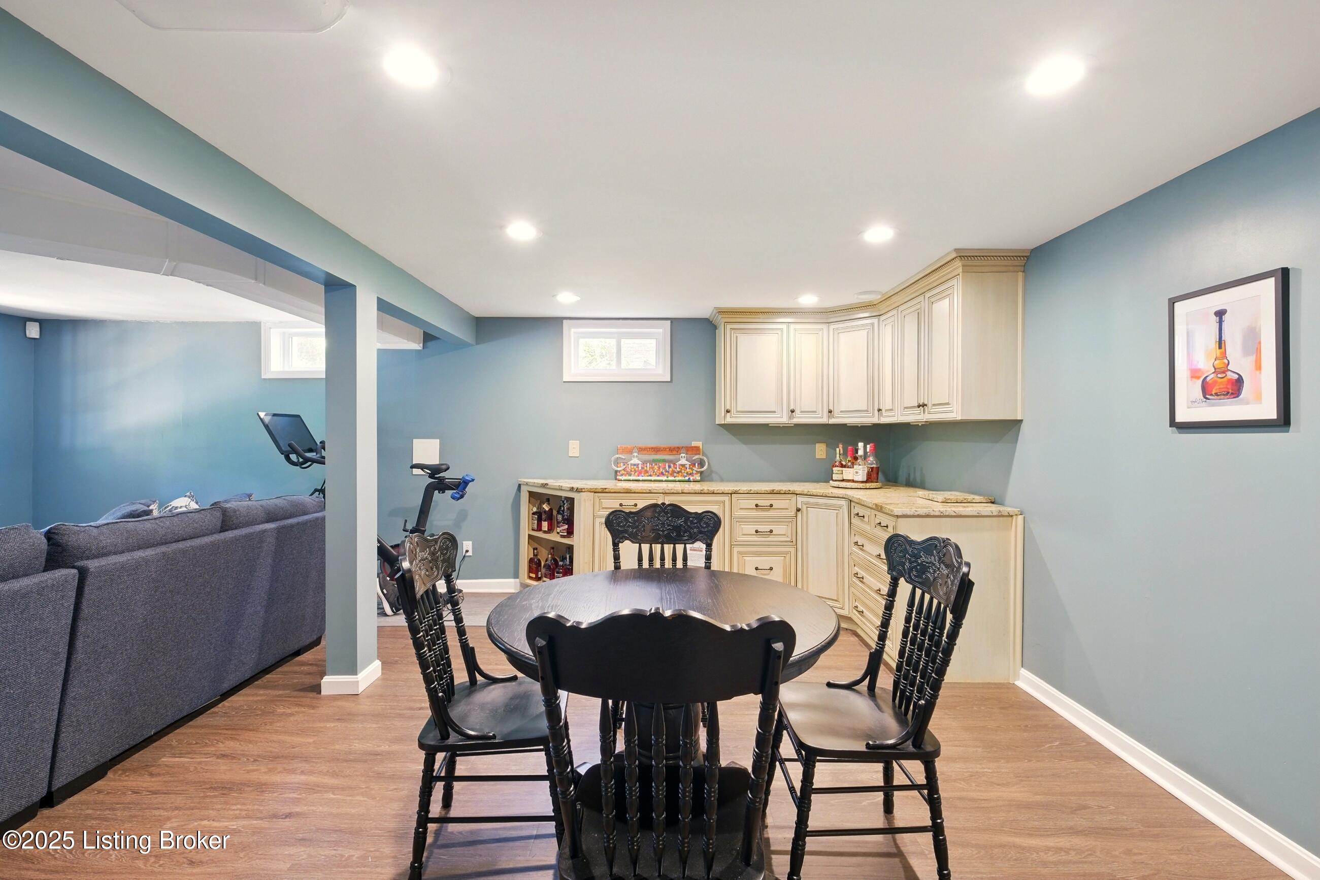 828 Dorsey Ln
