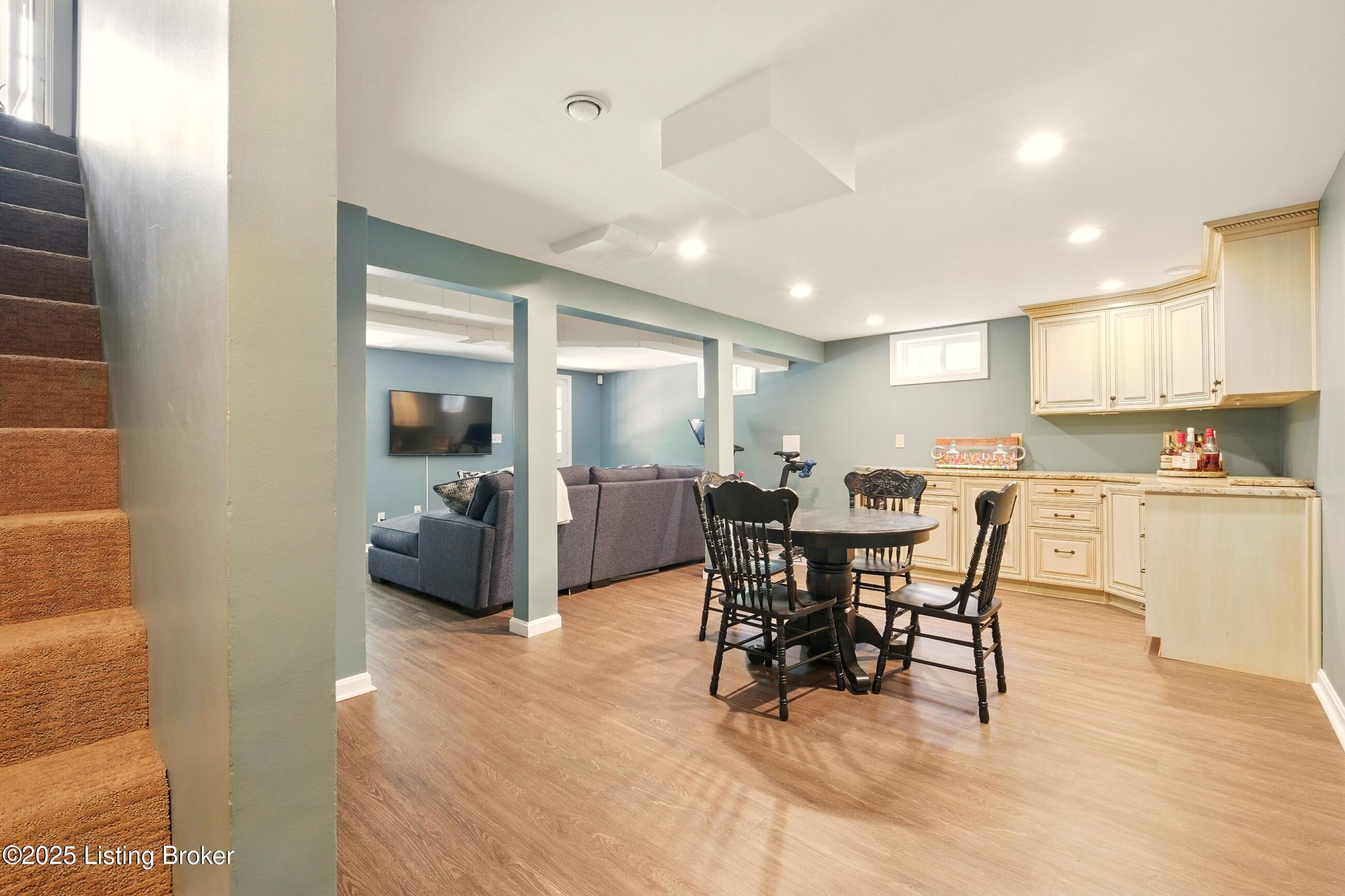 828 Dorsey Ln