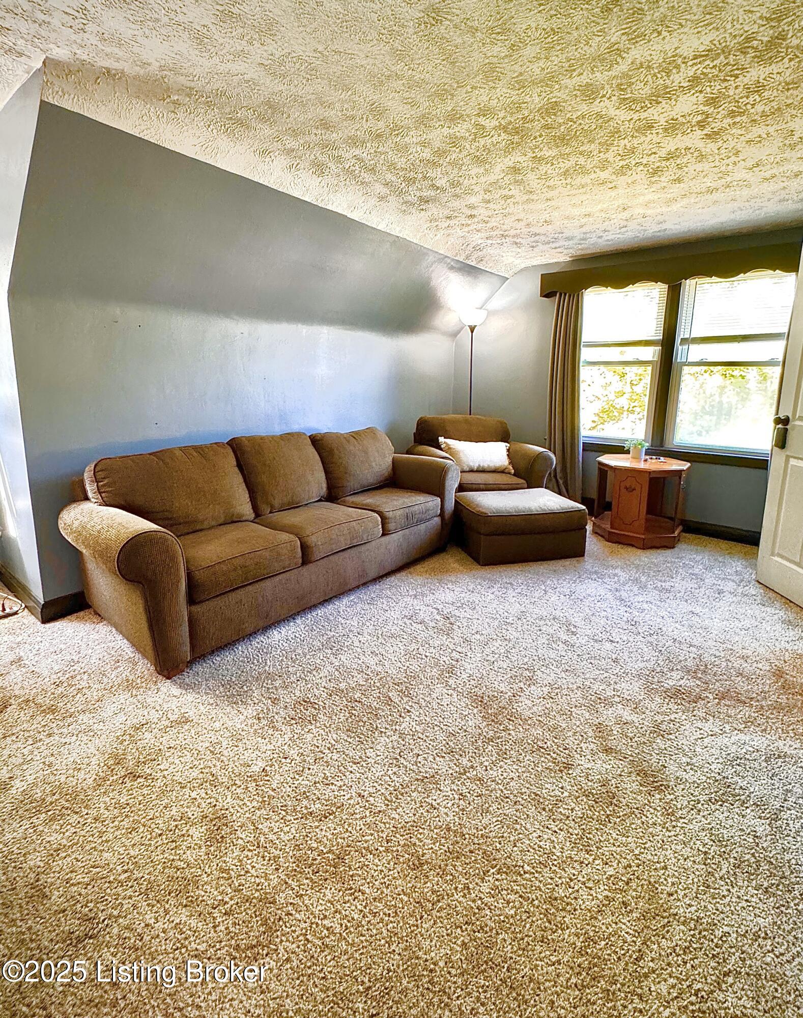1239 Schiller Ave