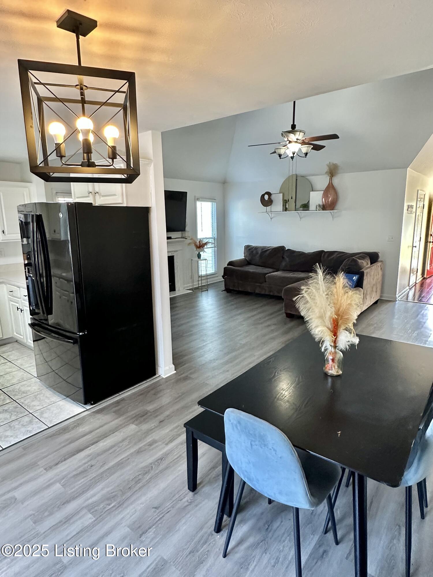 3907 Vantage Pl