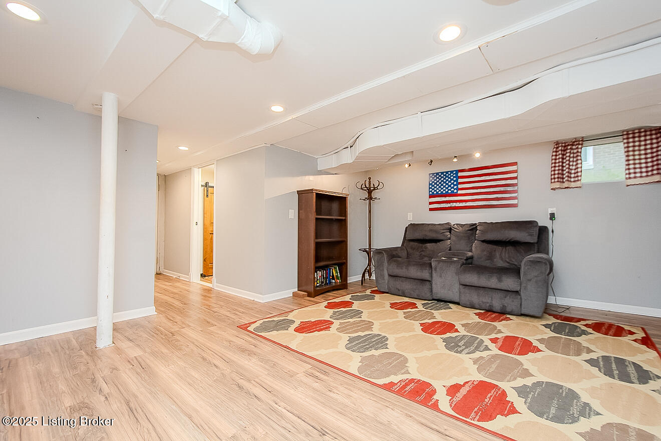 114 S Crestmoor Ave