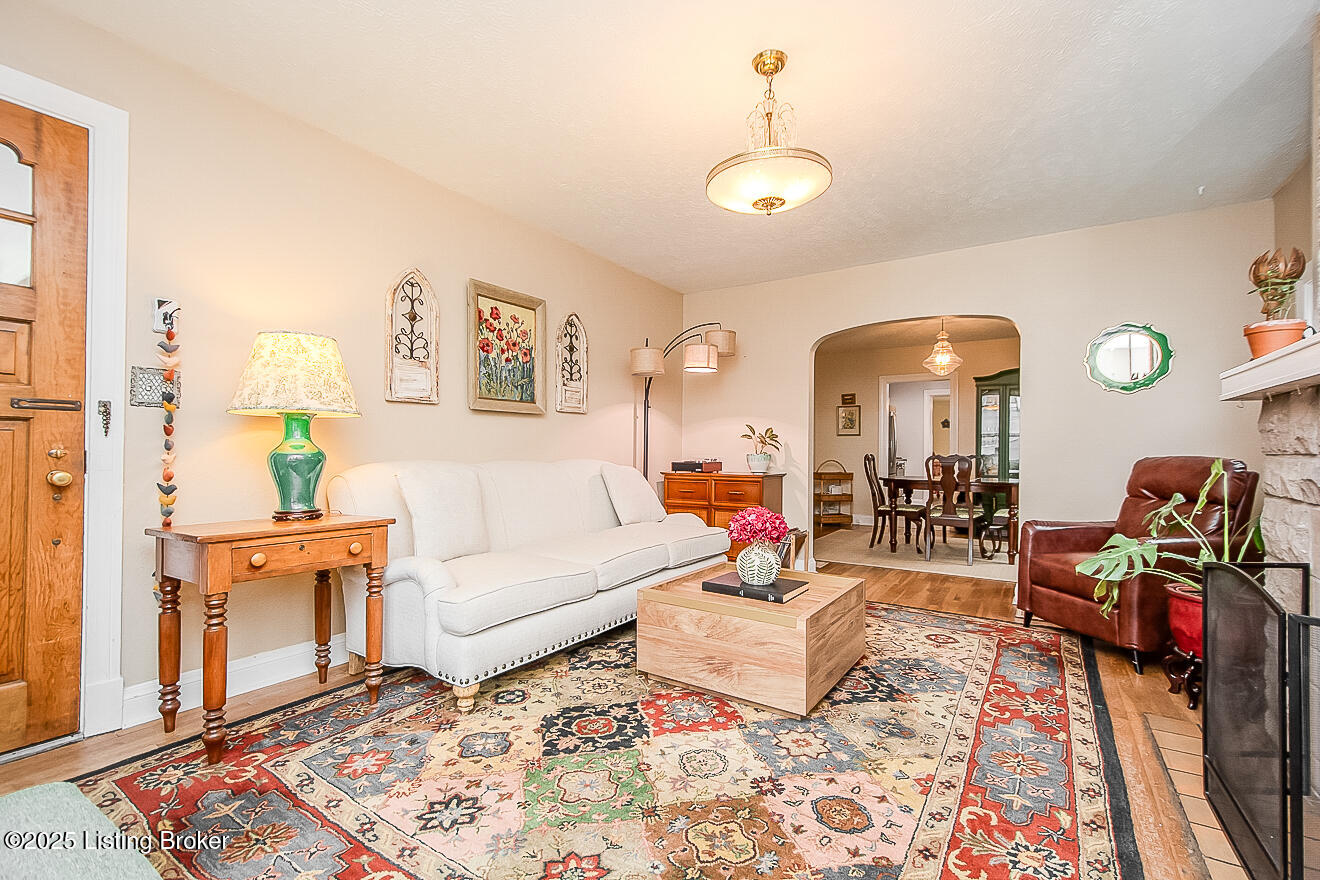 114 S Crestmoor Ave