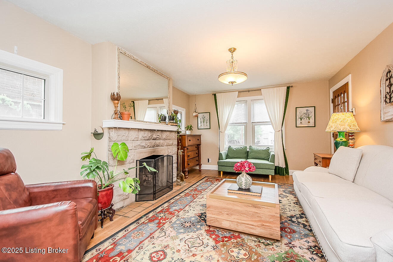 114 S Crestmoor Ave