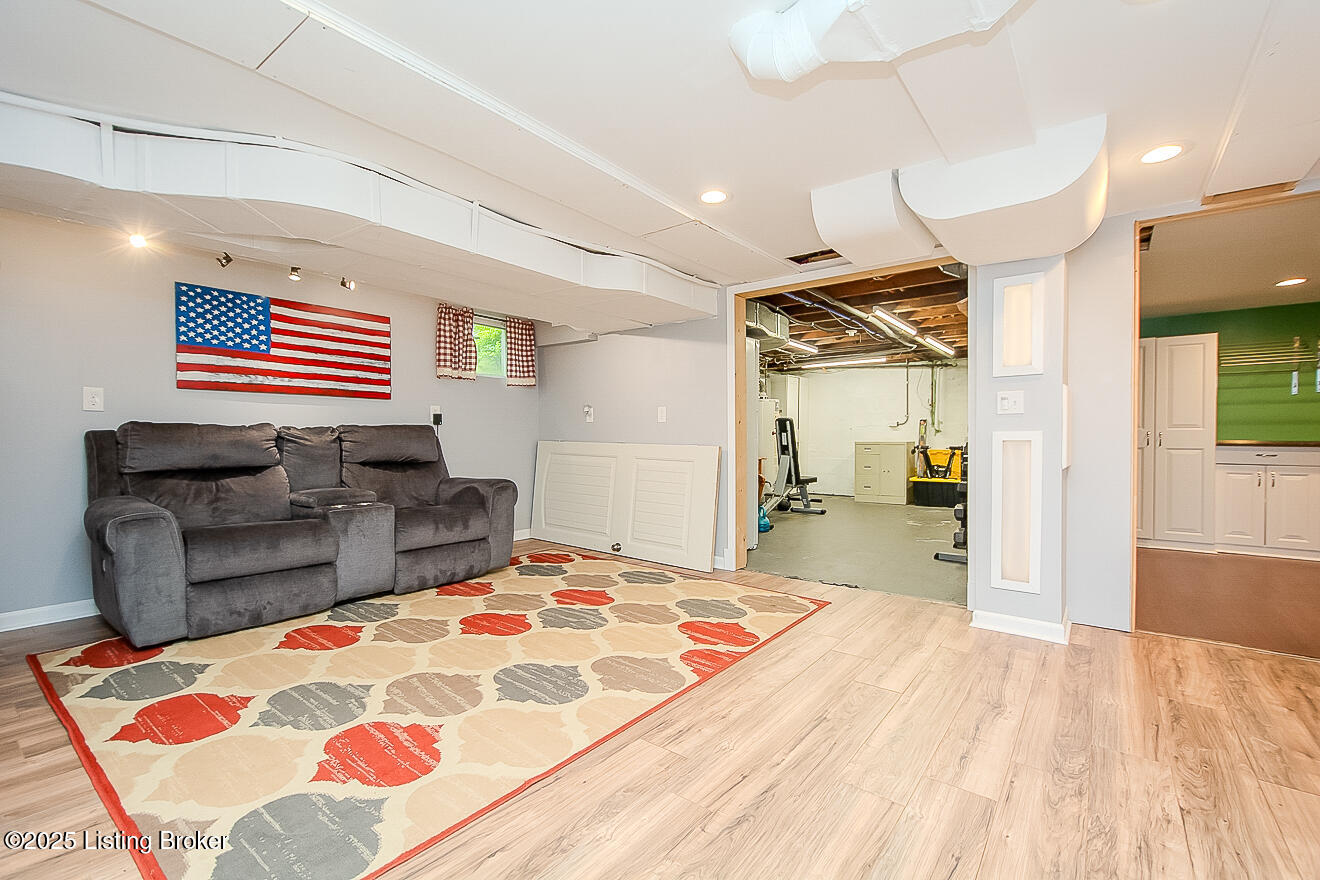 114 S Crestmoor Ave