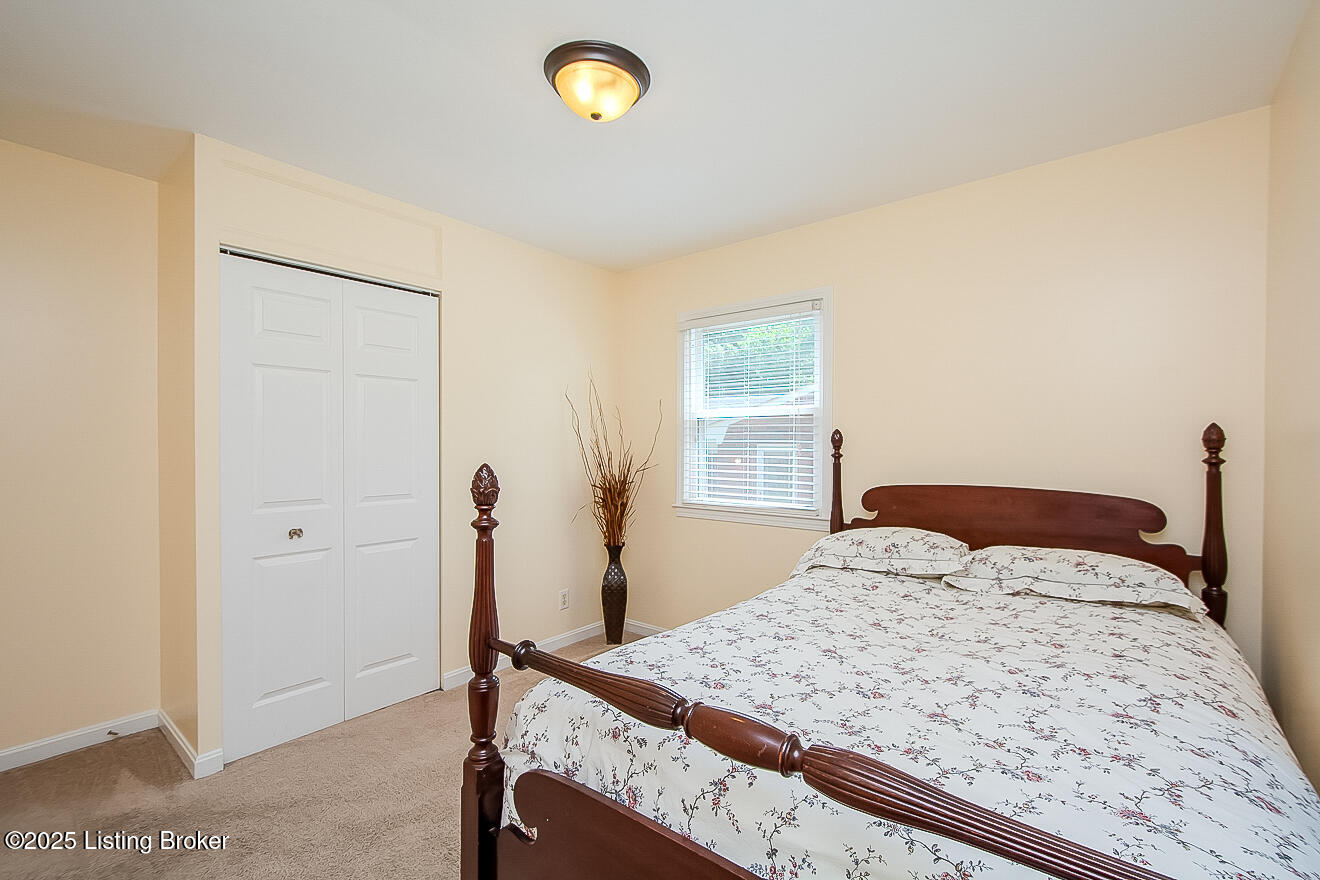 10015 Harlech Ln