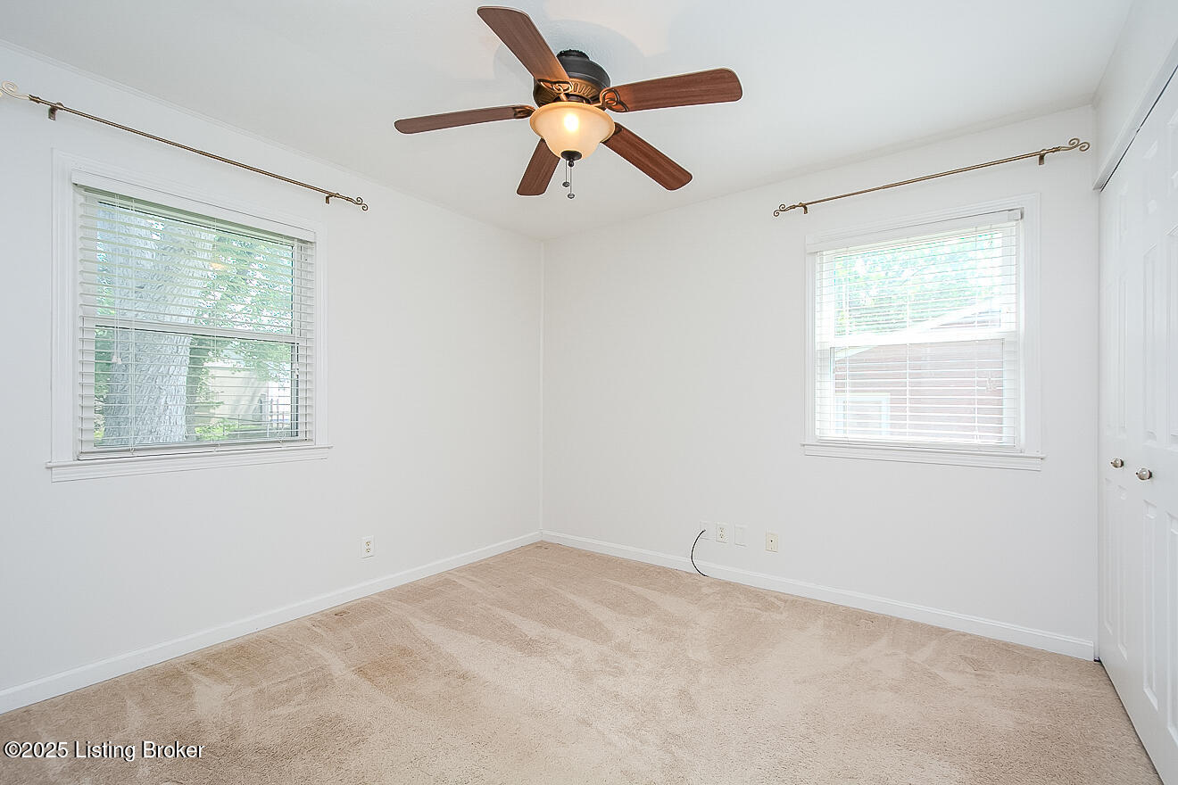 10015 Harlech Ln
