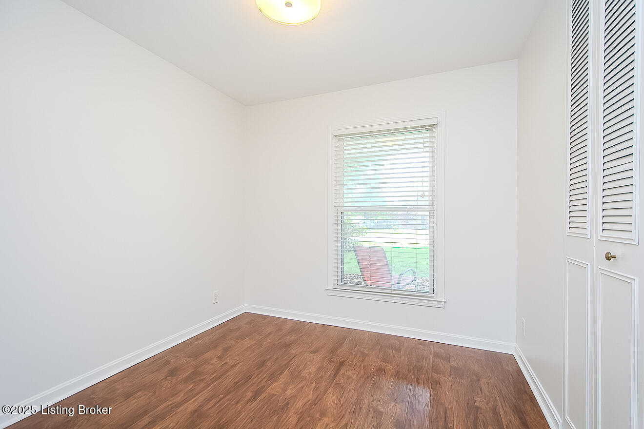 10015 Harlech Ln