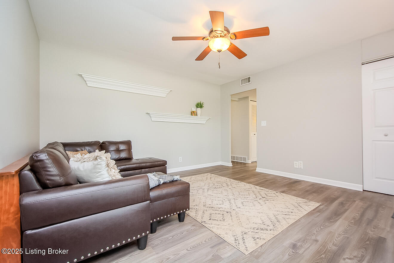 10015 Harlech Ln