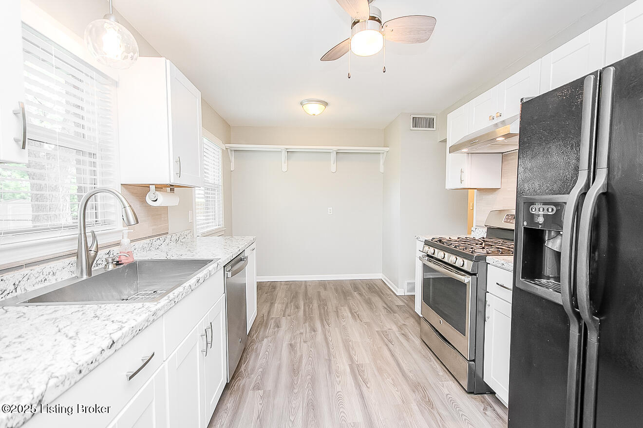 10015 Harlech Ln