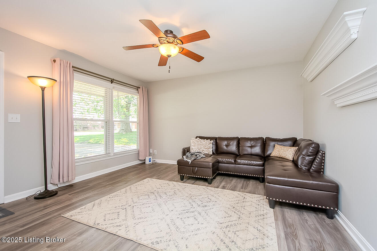 10015 Harlech Ln