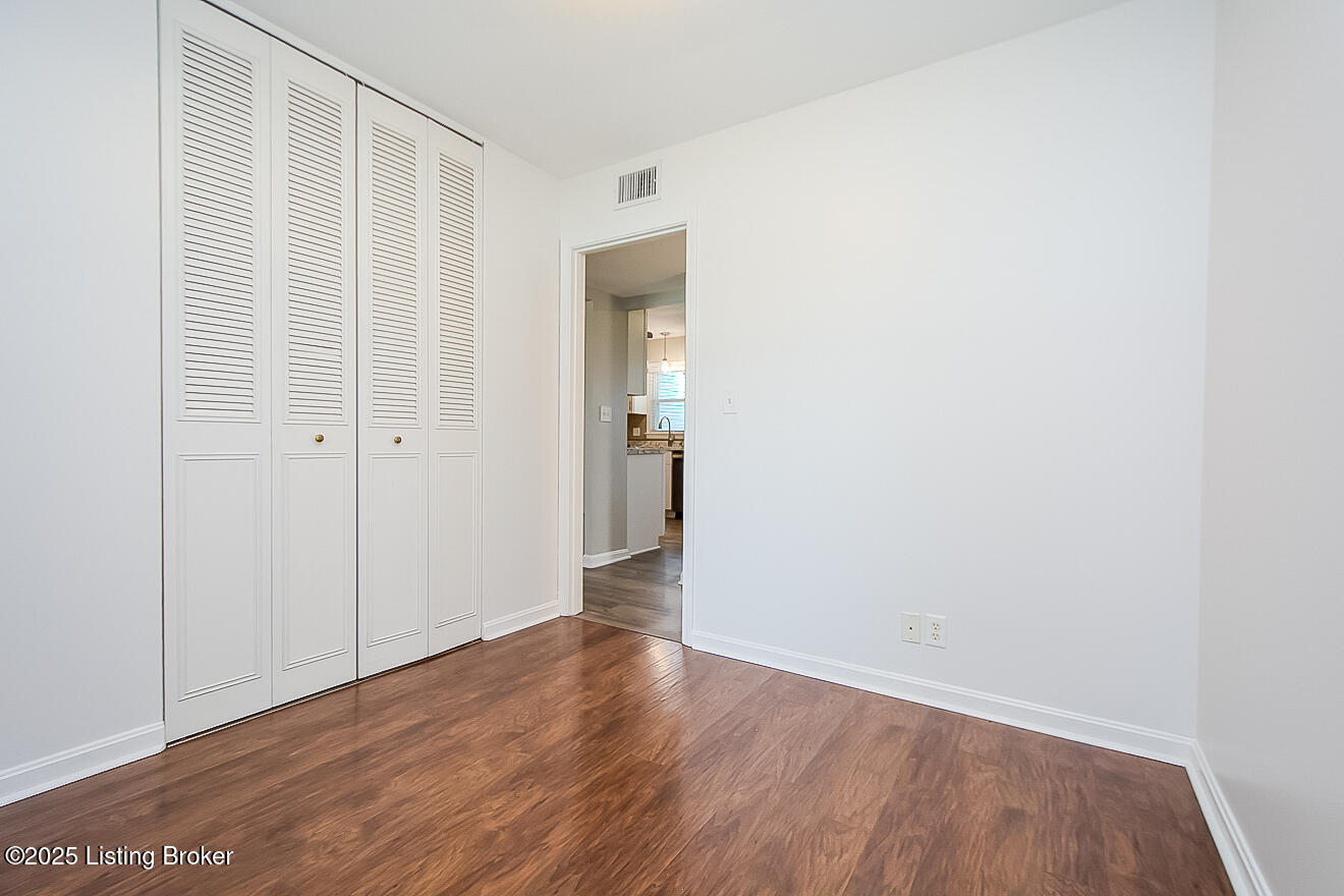 10015 Harlech Ln