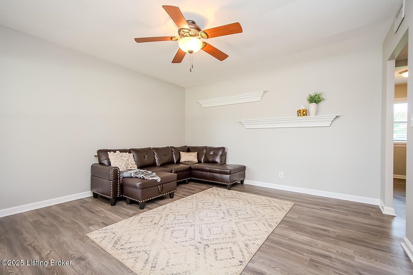 10015 Harlech Ln