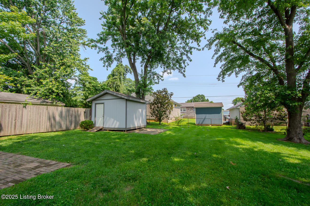 10015 Harlech Ln