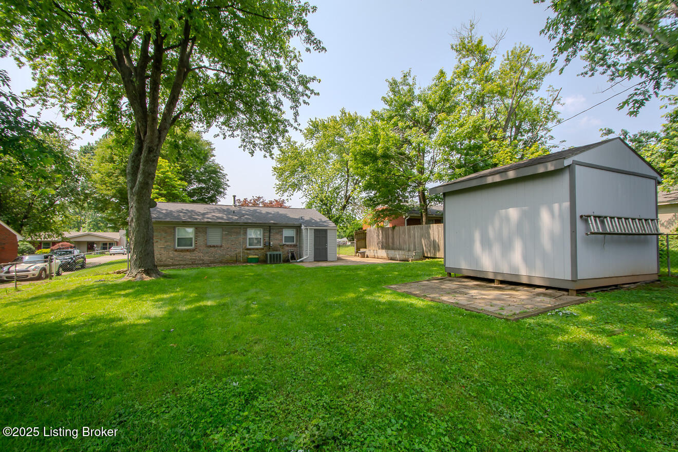 10015 Harlech Ln