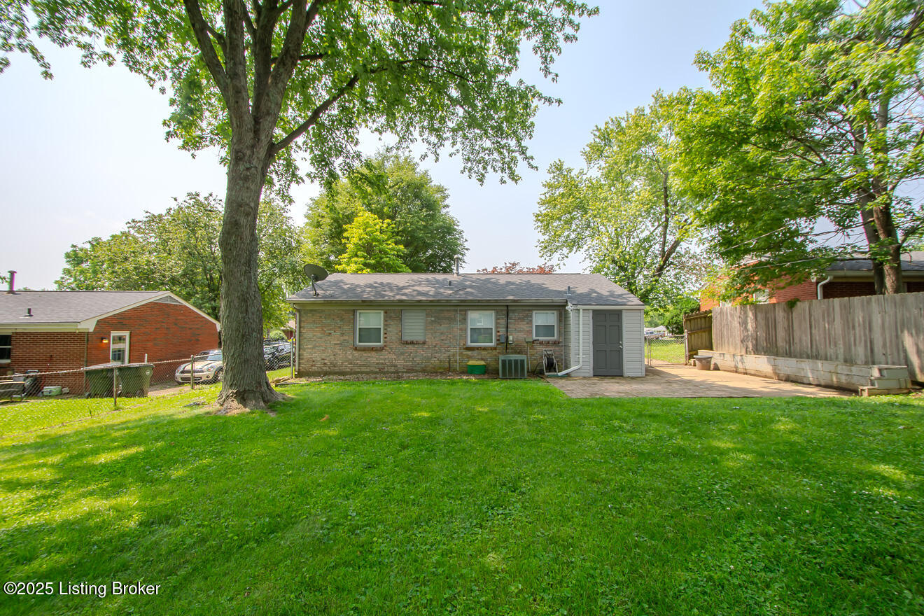 10015 Harlech Ln