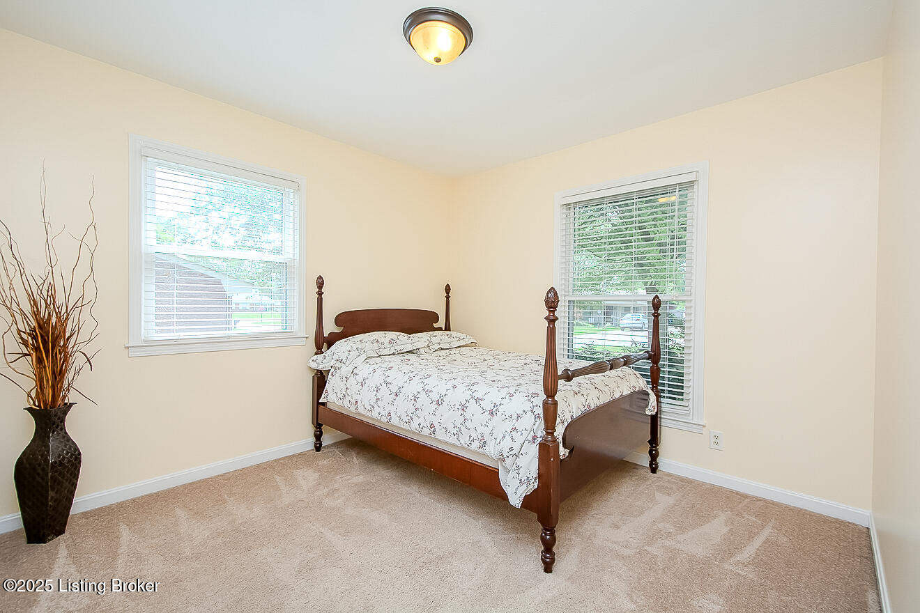 10015 Harlech Ln