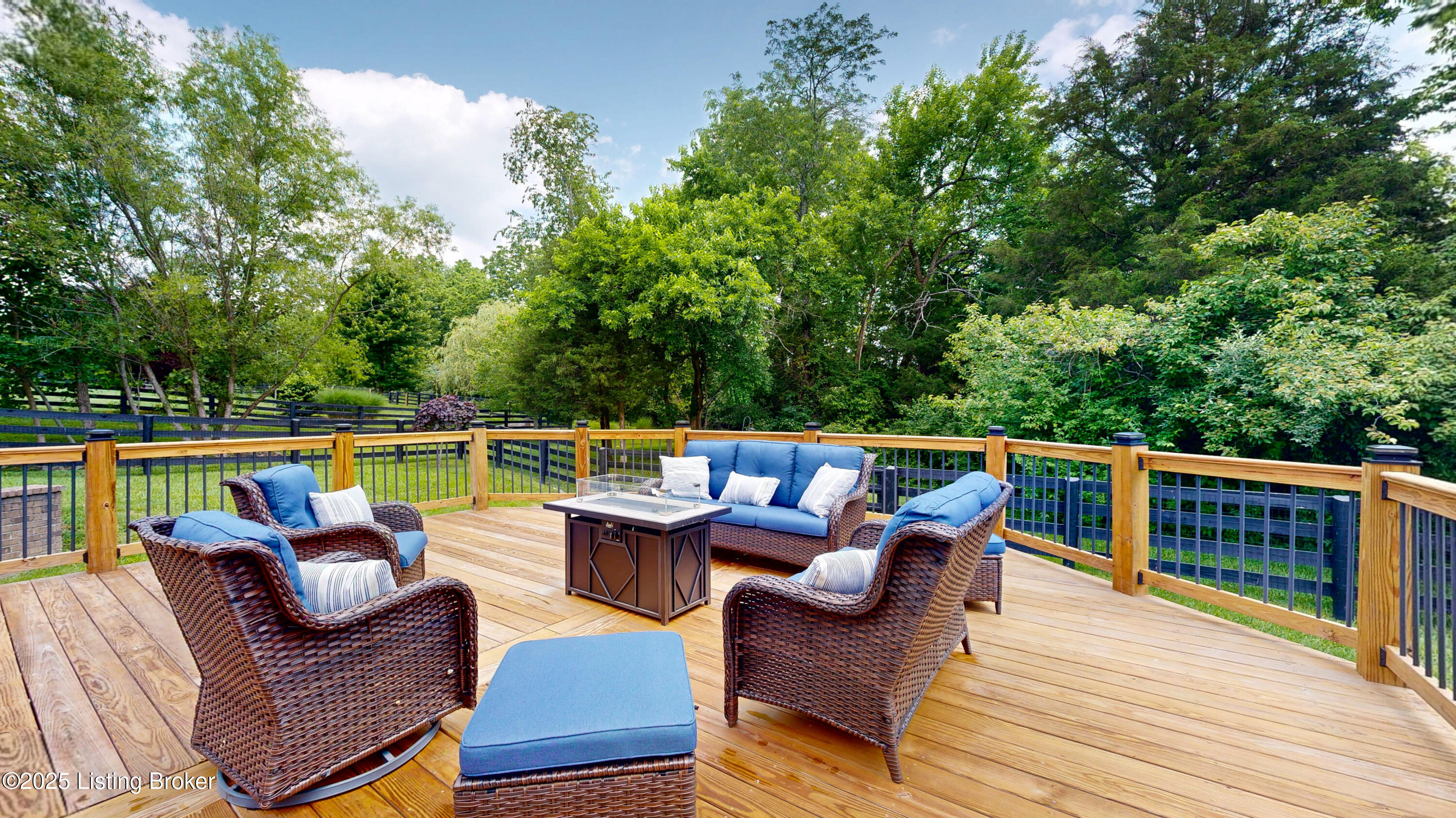 7507 Grand Oaks Dr
