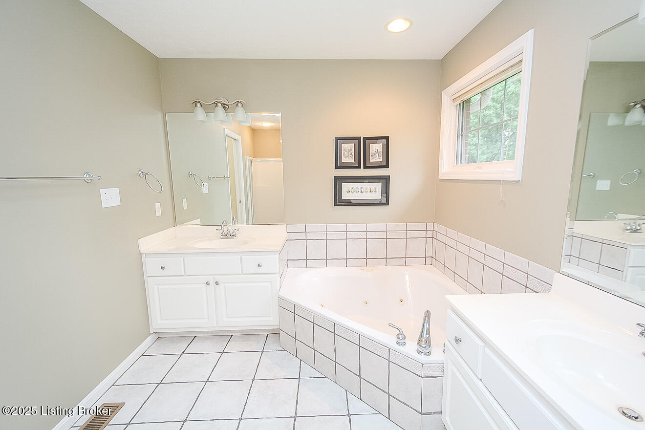 13811 Forest Bend Cir